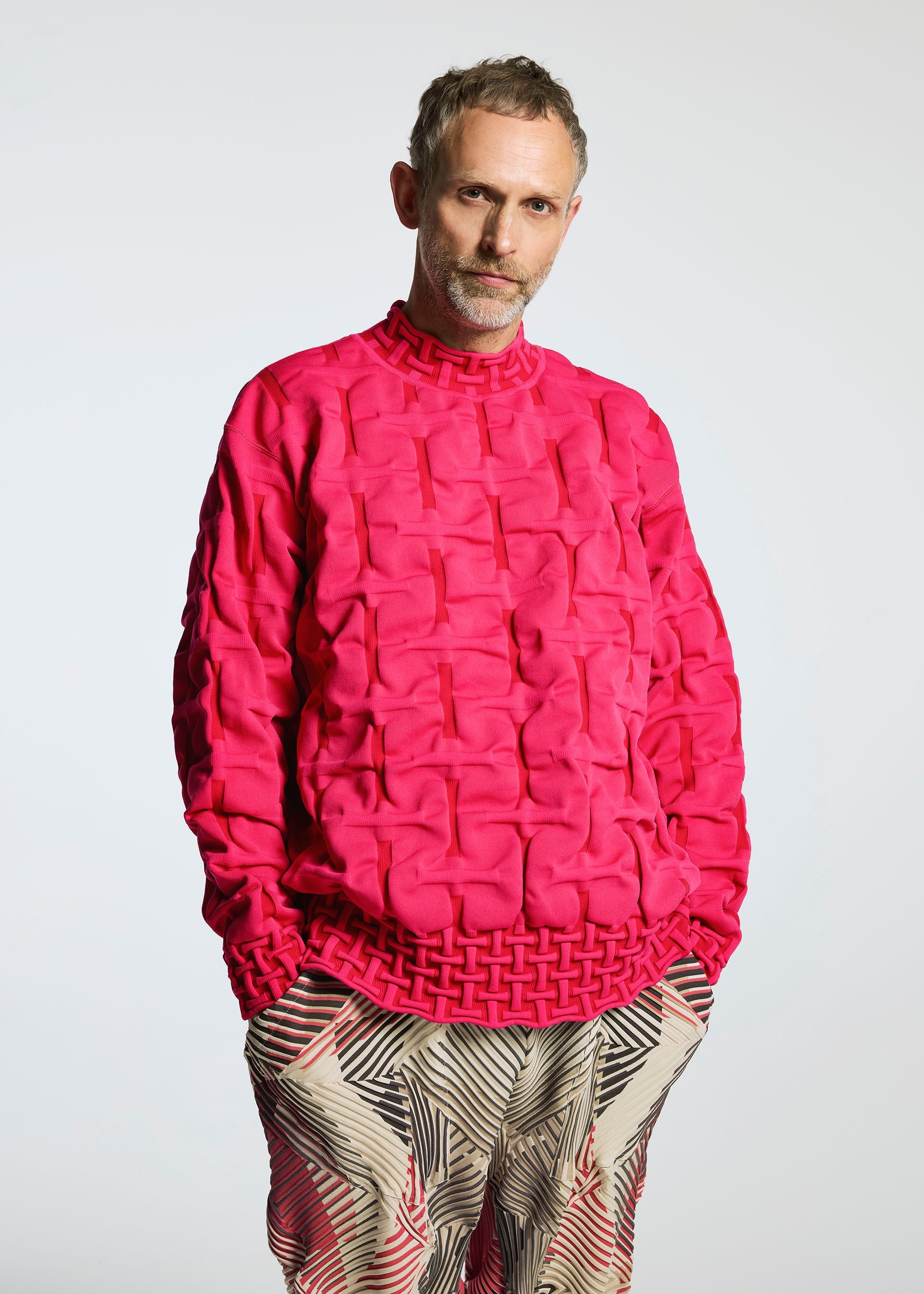 A model wears the APOCABLE TYPE K 007 prêt à porter.