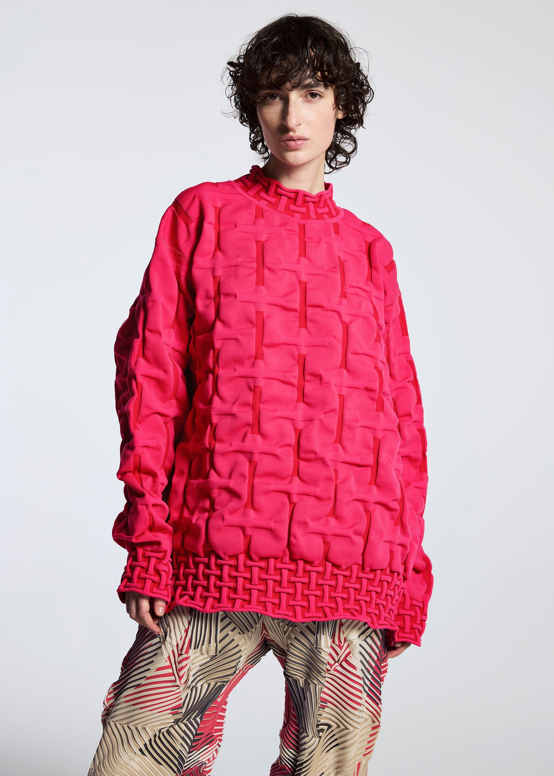 A model wears the APOCABLE TYPE K 007 prêt à porter.