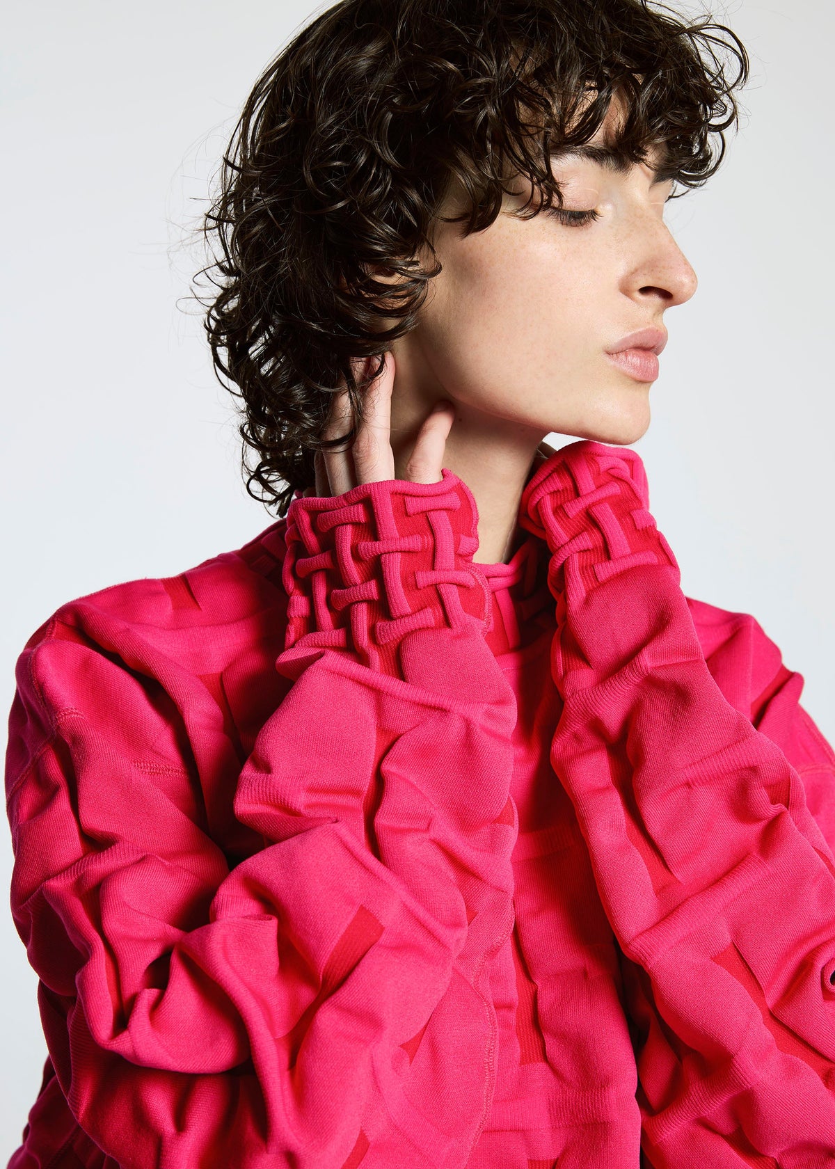 A model wears the APOCABLE TYPE K 007 prêt à porter.