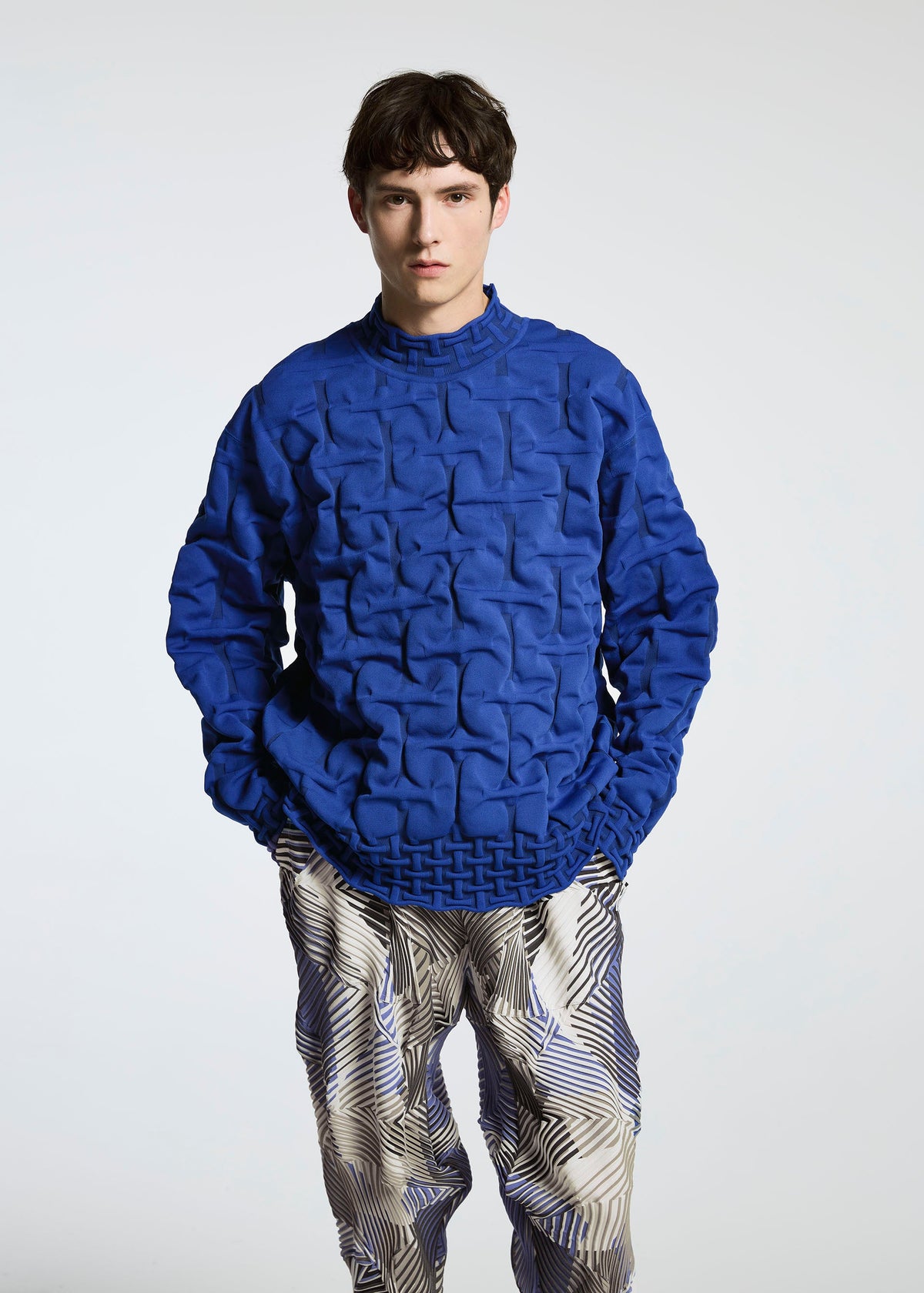 A model wears the APOCABLE TYPE K 007 prêt à porter.