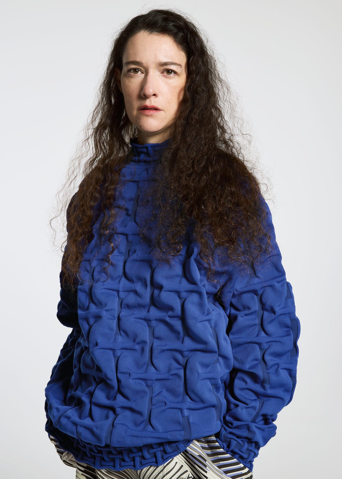 A model wears the APOCABLE TYPE K 007 prêt à porter.