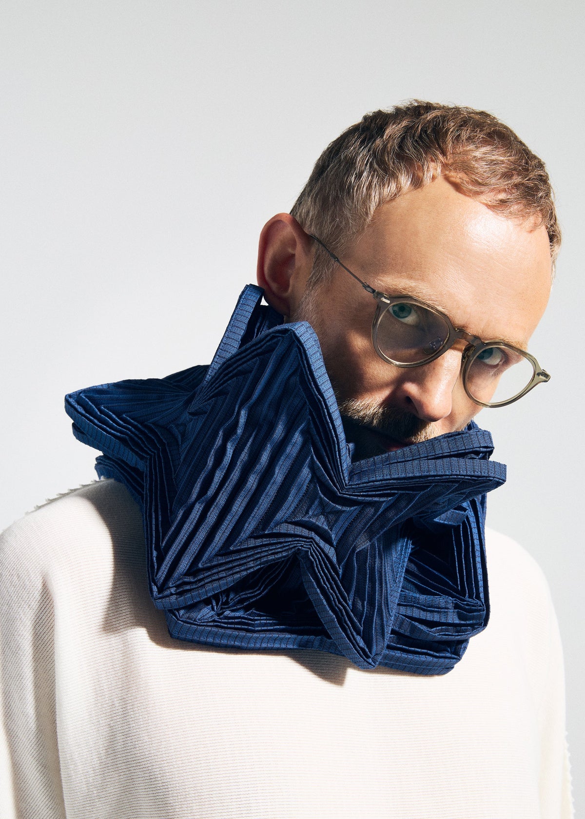 A model wears the A-POC ABLE ISSEY MIYAKE TYPE-O STOLE 002 type-o-stole-002-stole-off-white.