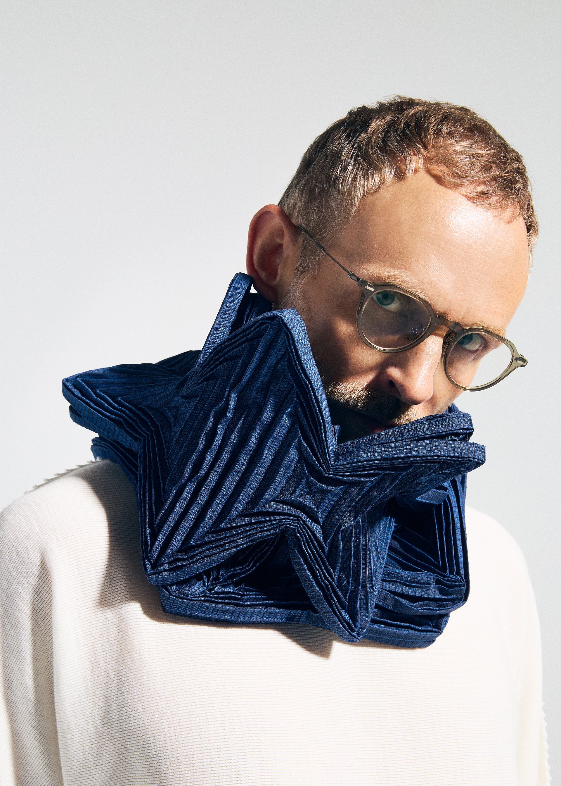 A model wears the A-POC ABLE ISSEY MIYAKE TYPE-O STOLE 002 type-o-stole-002-stole-light-green.