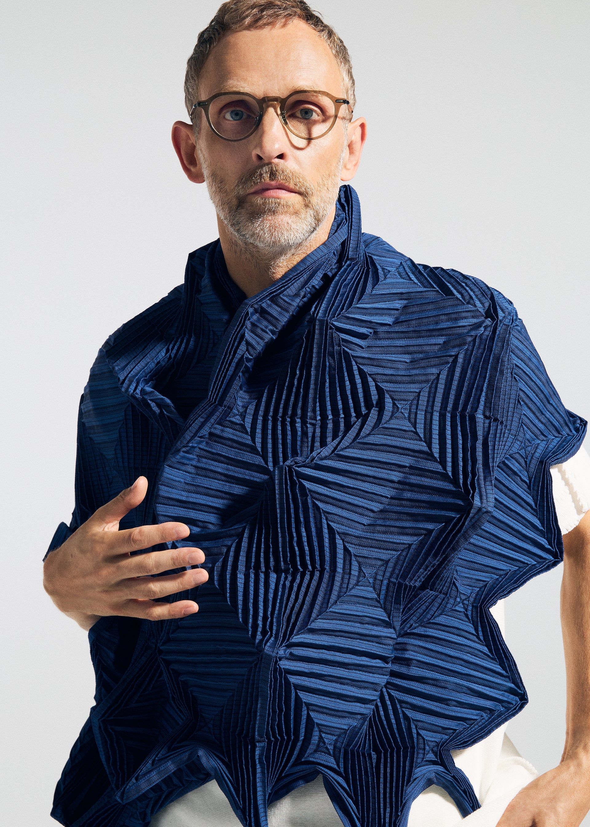 A model wears the A-POC ABLE ISSEY MIYAKE TYPE-O STOLE 002 type-o-stole-002-stole-navy.