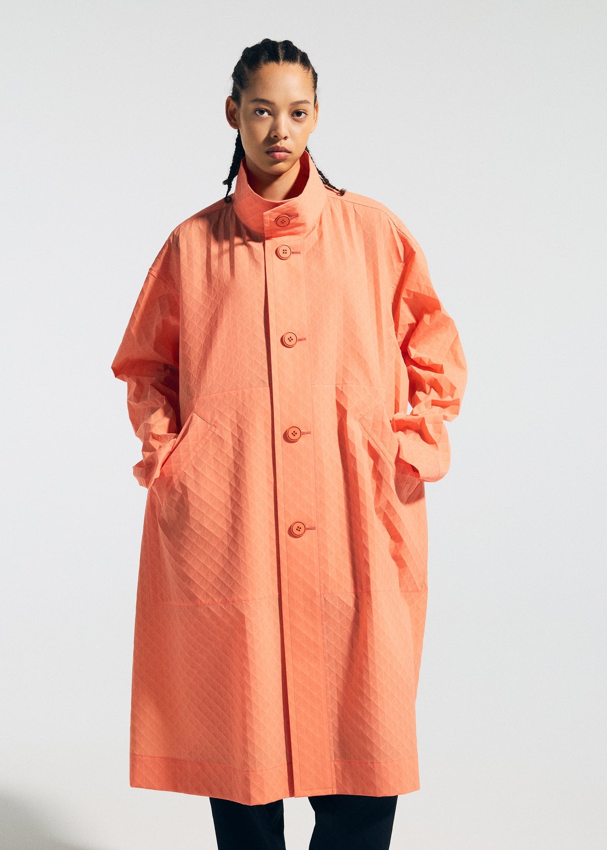 A model wears the A-Poc Able Issey Miyake TYPE T 001 1 prêt à porter.
