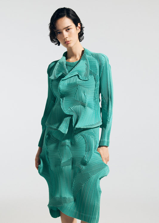A model wears the A-Poc Able Issey Miyake TYPE O 003 prêt à porter.
