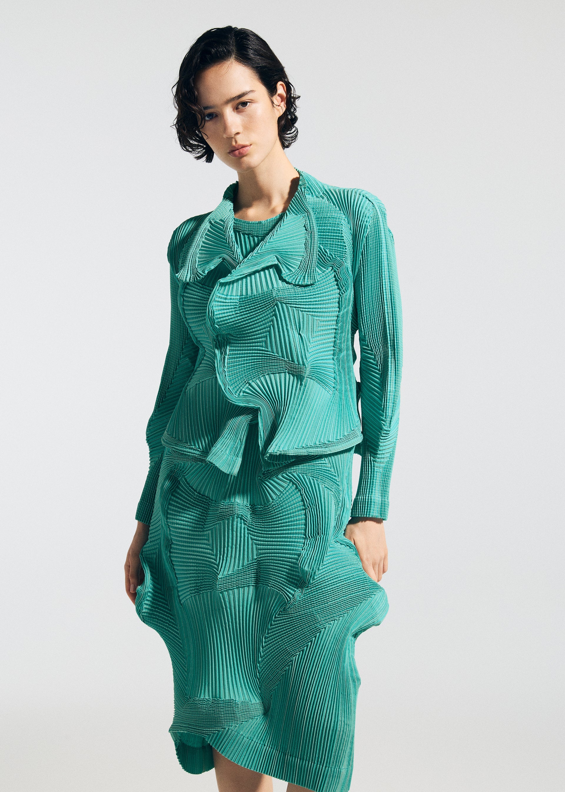 A model wears the A-Poc Able Issey Miyake TYPE O 003 prêt à porter.