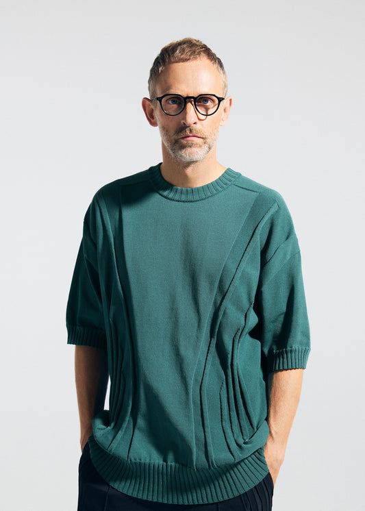 A model wears the A-Poc Able Issey Miyake TYPE K 003 1 prêt à porter.