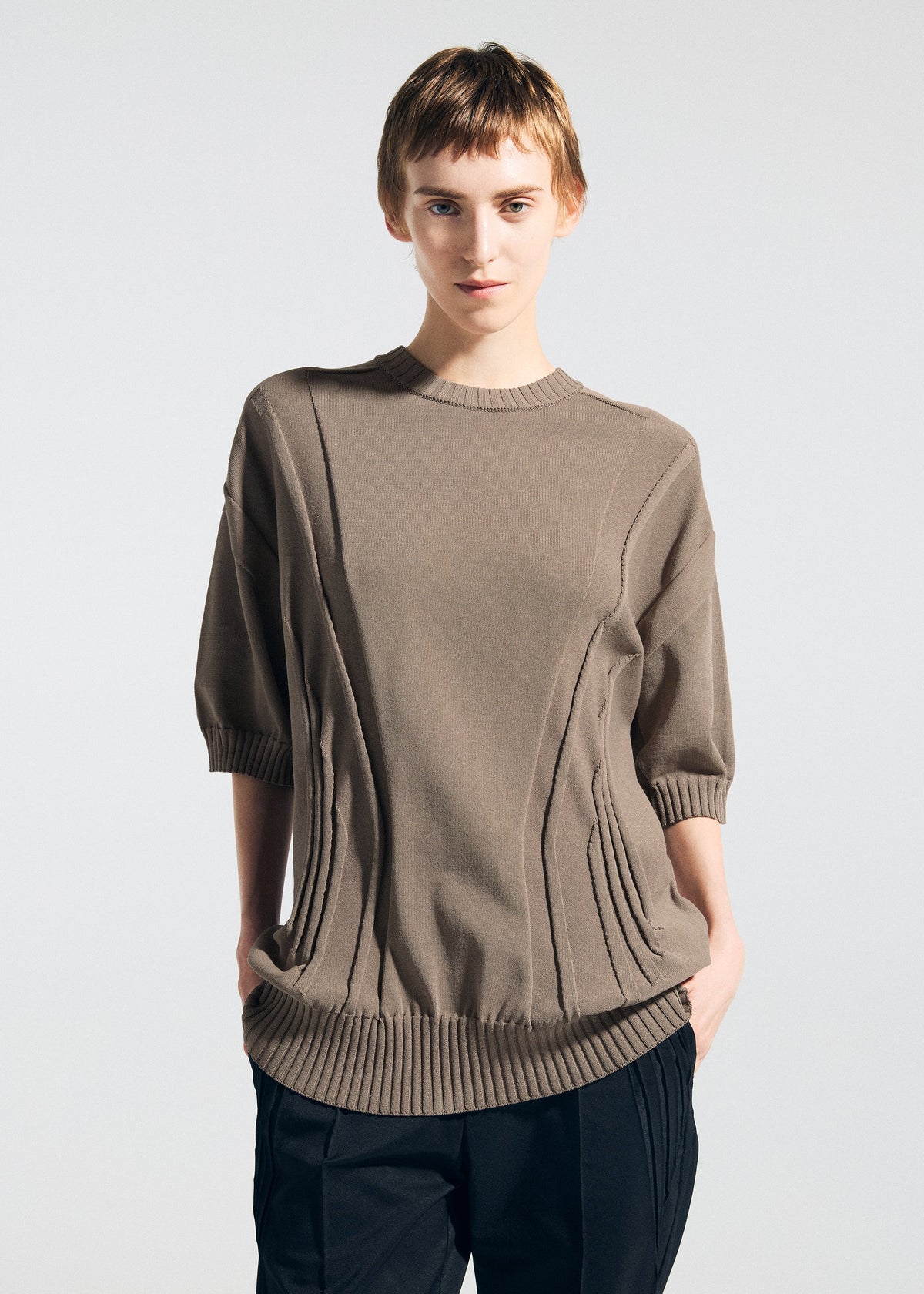 A model wears the A-Poc Able Issey Miyake TYPE K 003 1 prêt à porter.