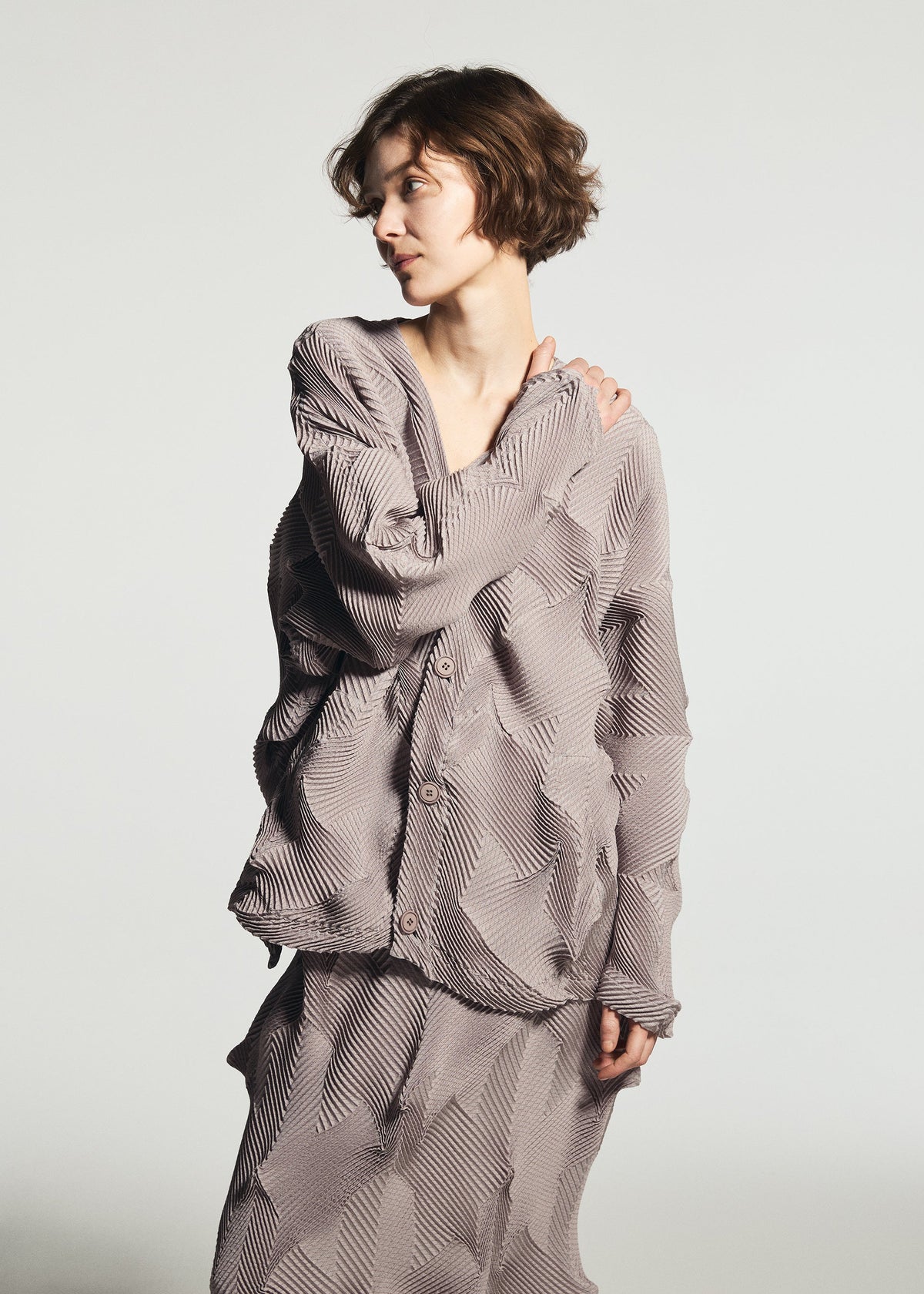 A model wears the A-POC ABLE ISSEY MIYAKE TYPE-O 010-1 cardigan.
