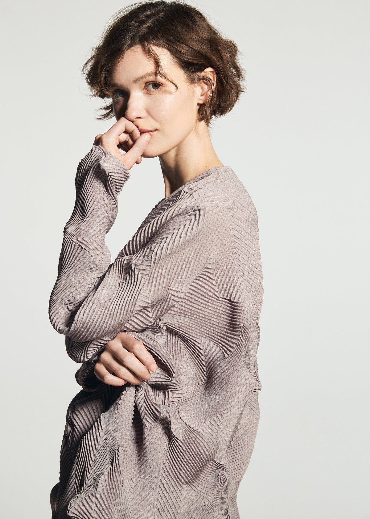 A model wears the A-POC ABLE ISSEY MIYAKE TYPE-O 010-1 cardigan.