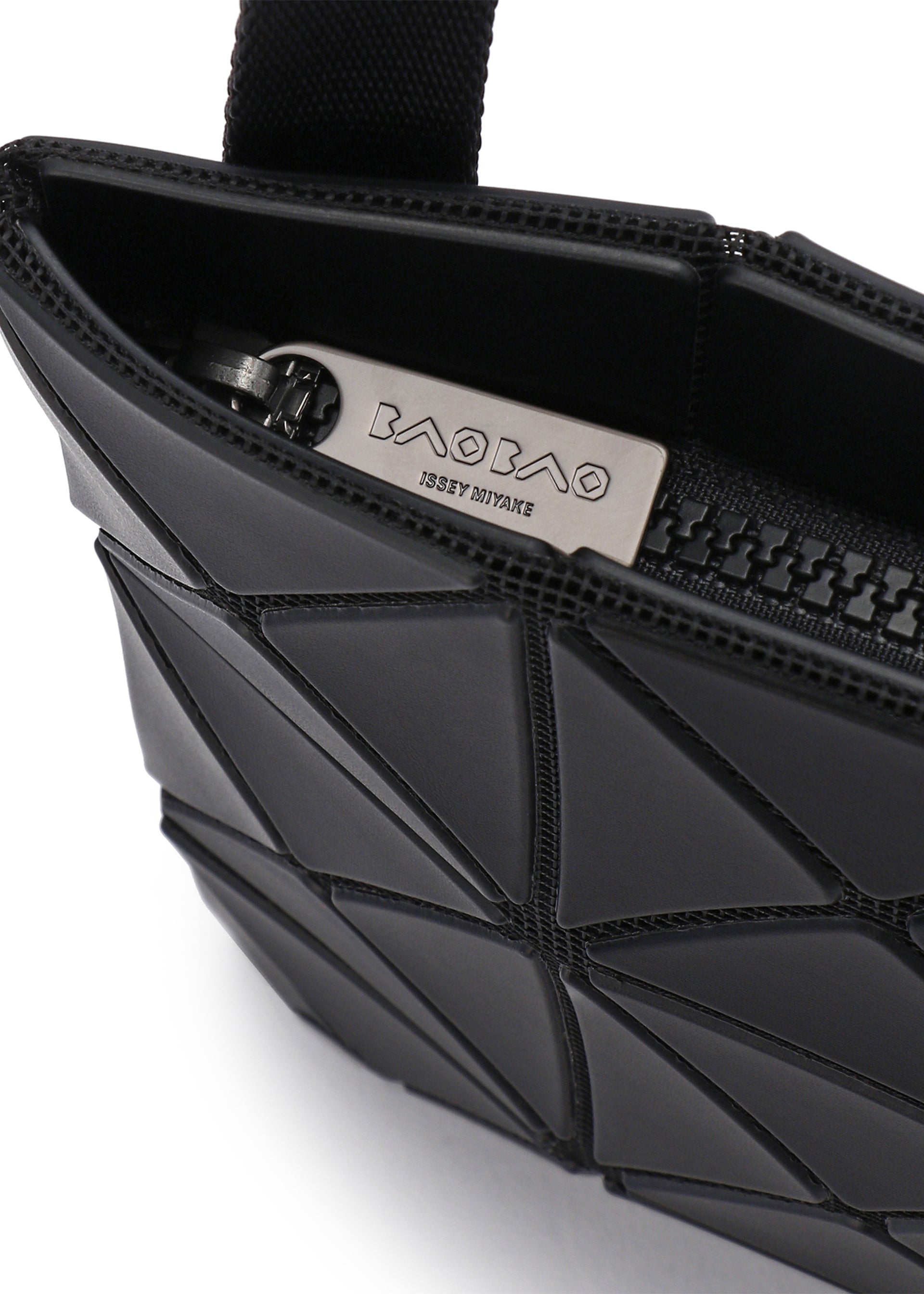 LUCENT MATTE Shoulder Bag Matte Black – ISSEY MIYAKE EU 