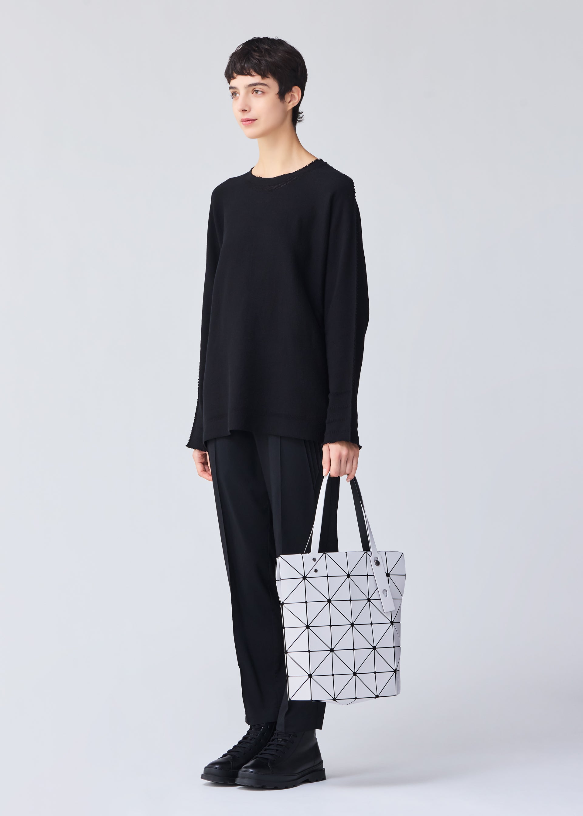 A model wears the Bao Bao Issey Miyake BLOCKY tote bag.