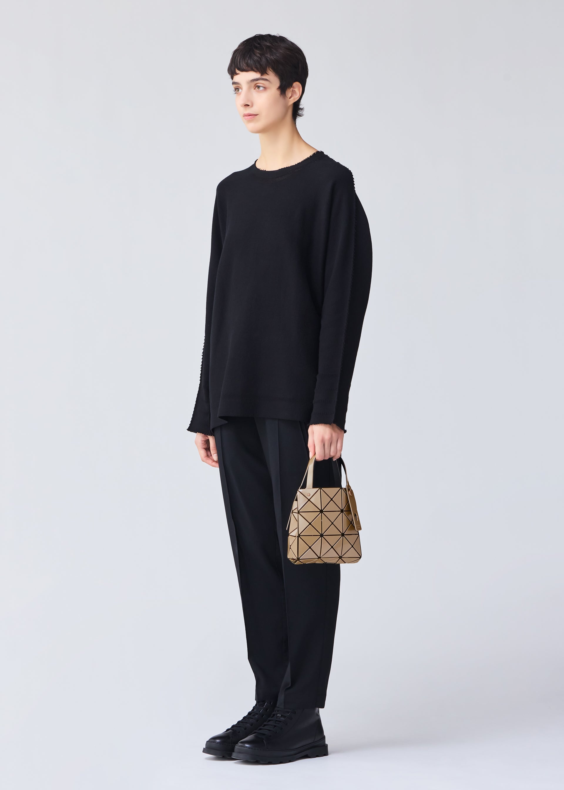 9月新作　BAOBAO ISSEY MIYAKE CARAT GUNL CARAT Handbag Gunmetal – ISSEY MIYAKE EU