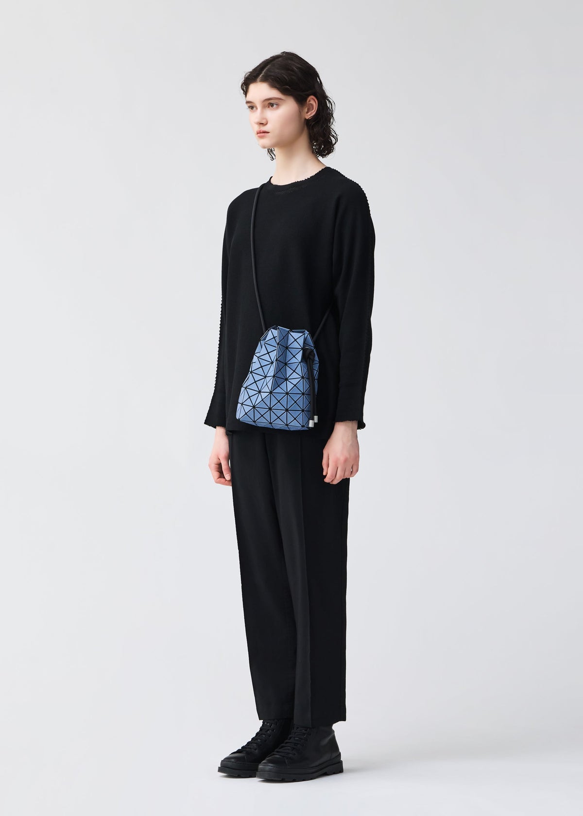 A model wears the BAO BAO ISSEY MIYAKE WRING DENIM wring-denim-shoulder-bagsmall-black.