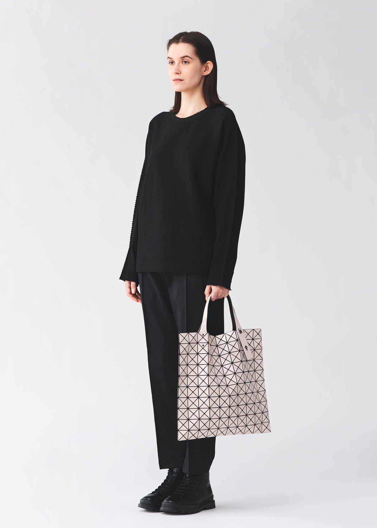 A model wears the BAO BAO ISSEY MIYAKE PRISM prism-tote-black-black-6.