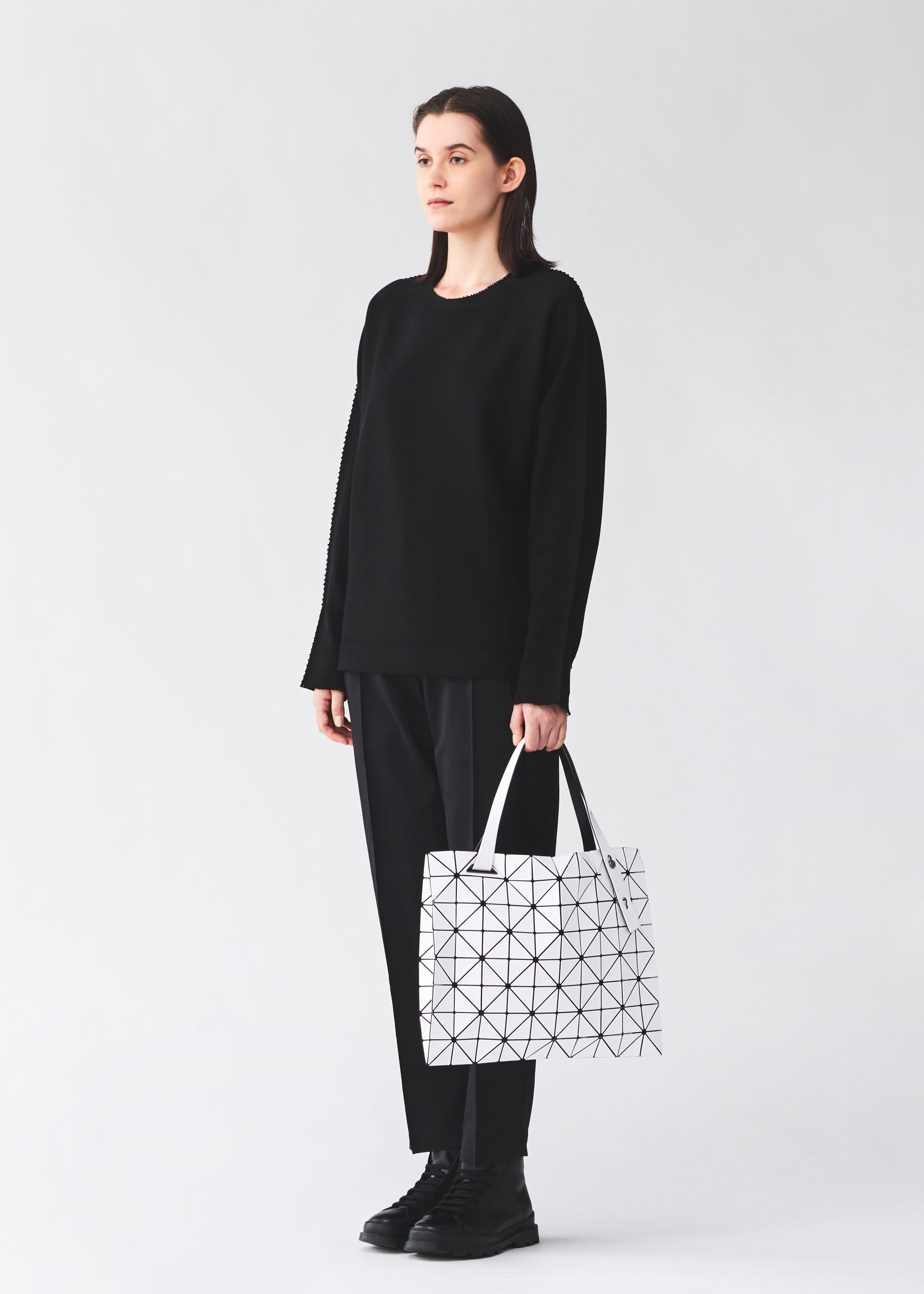 ISSEY MIYAKE ブラック トートバッグ CARTON Hand bag Black – ISSEY MIYAKE EU