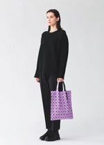 A model wears the BAO BAO ISSEY MIYAKE PRISM GLOSS prism-gloss-tote-bag10-10-misty-grey.