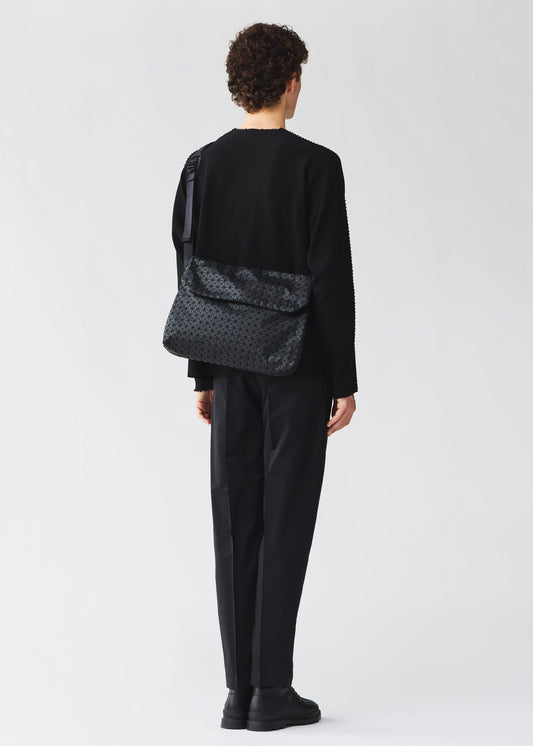 A model wears the BAO BAO ISSEY MIYAKE FROGGY froggy-shoulder-bag-matte-black-fw26.