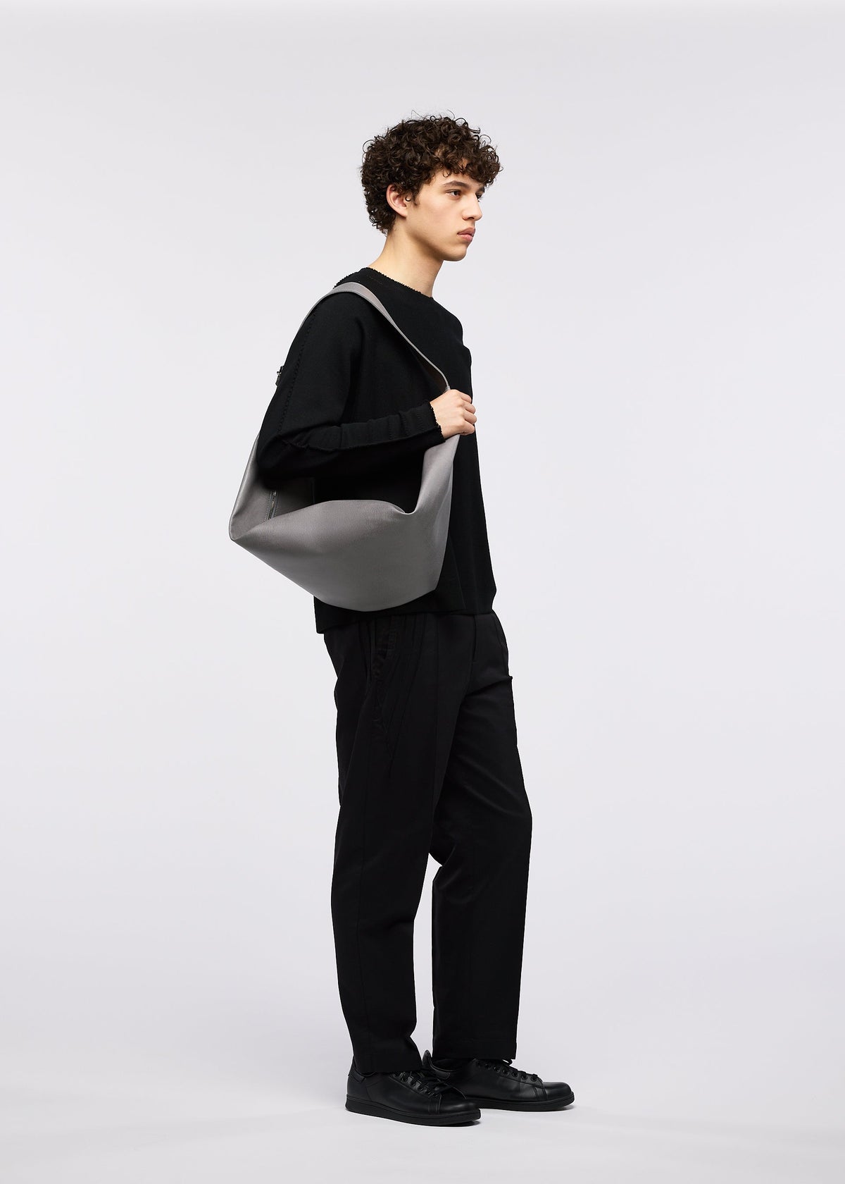 A model wears the GOOD GOODS ISSEY MIYAKE LEAF bag.