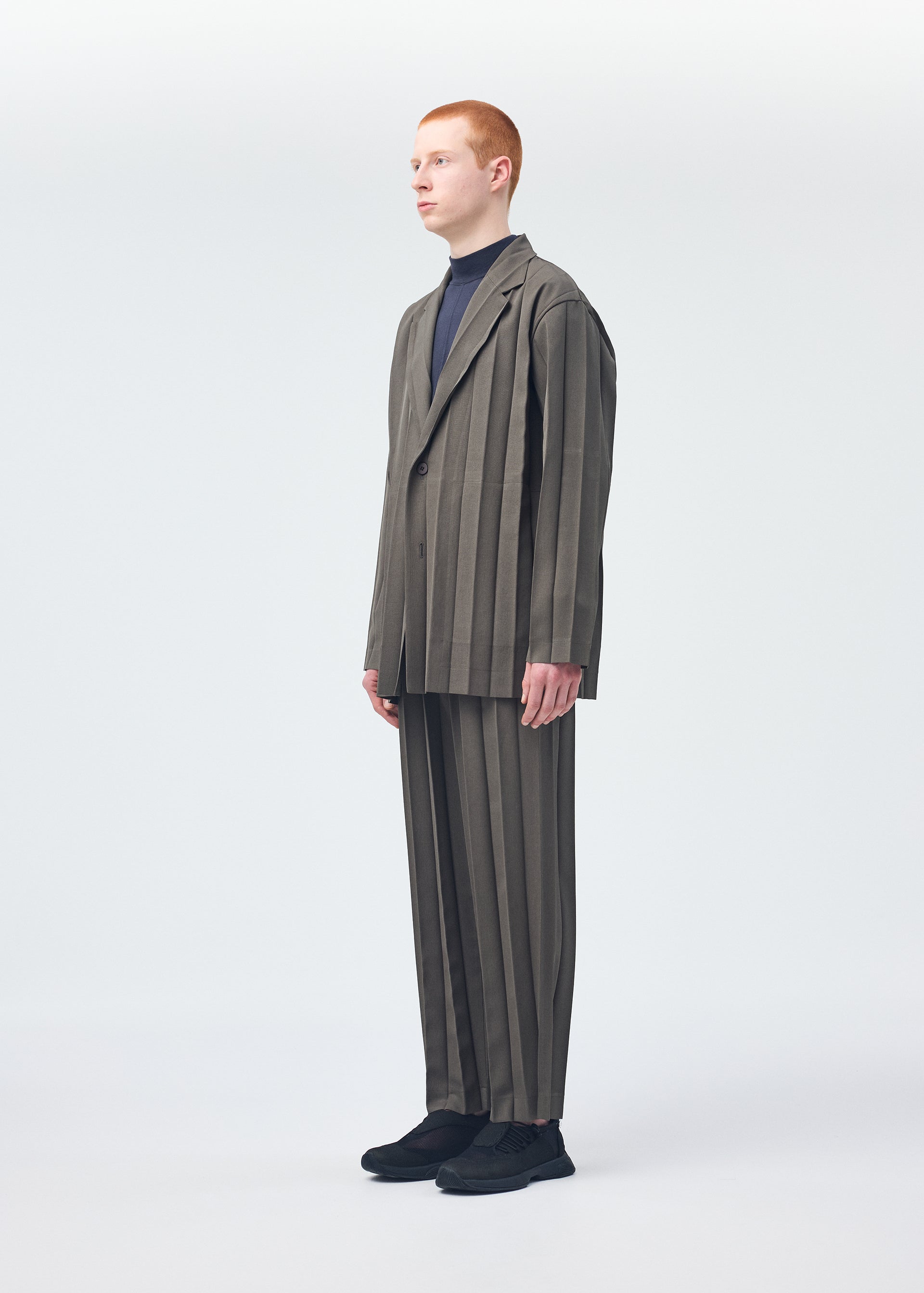 ISSEY MIYAKE MEN ダークグレー ストライプ スーツセット EDGE ENSEMBLE Jacket Khaki – ISSEY MIYAKE EU
