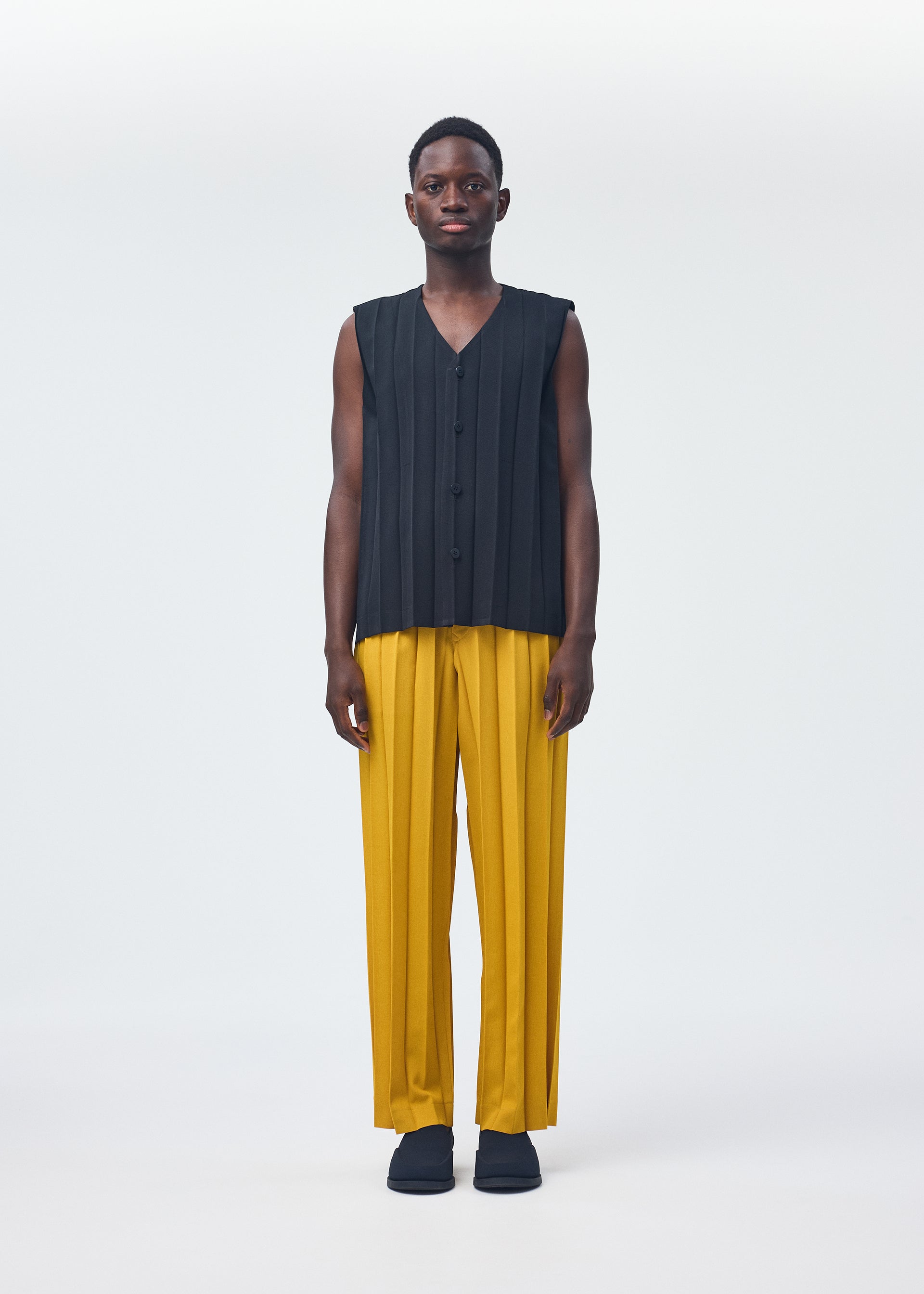 EDGE ENSEMBLE Trousers Khaki – ISSEY MIYAKE EU