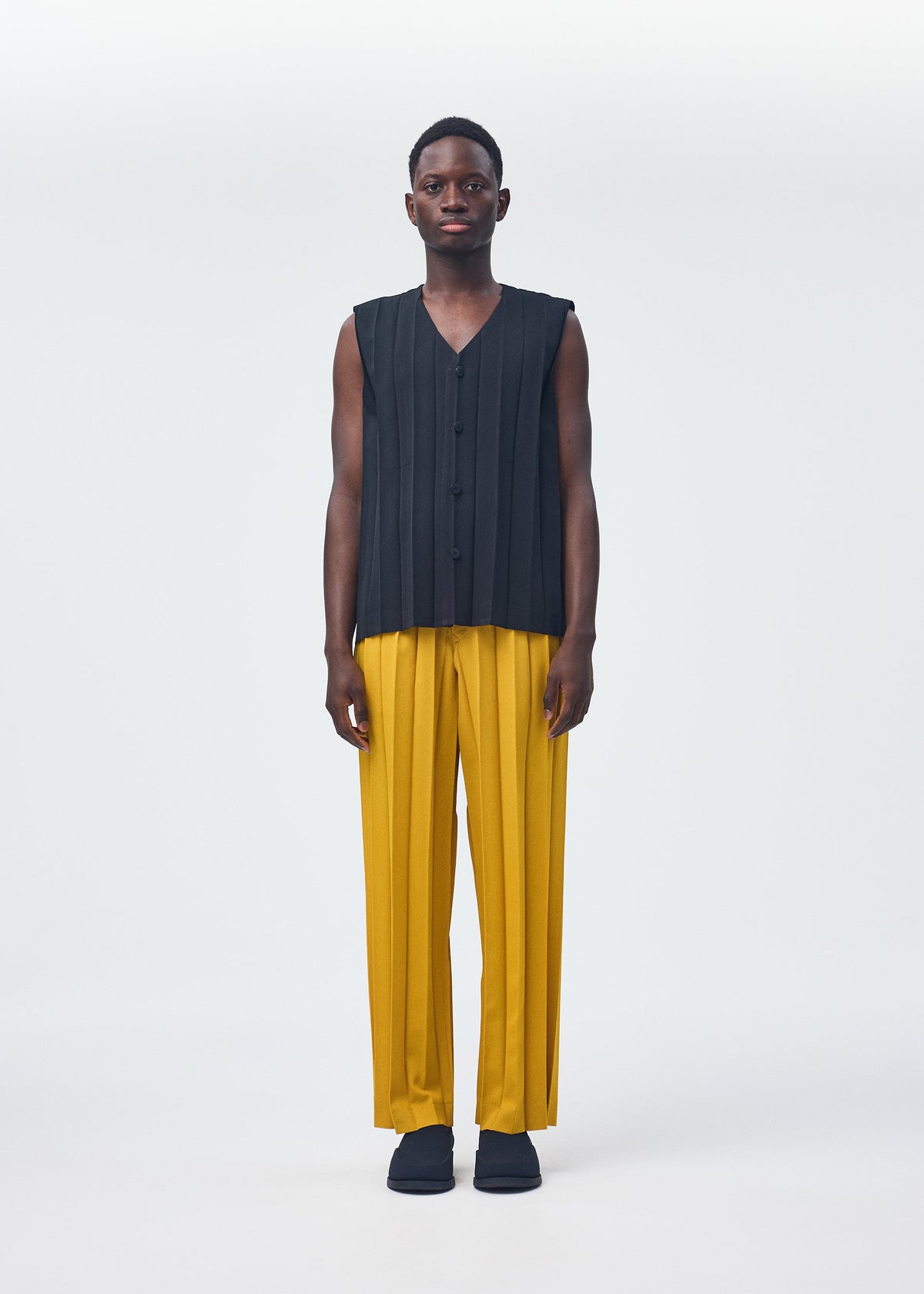A model wears the Homme Plisse Issey Miyake EDGE ENSEMBLE trousers.