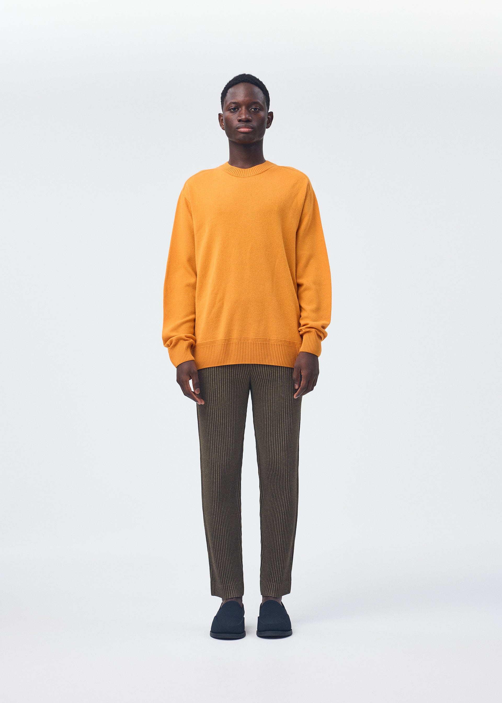 A model wears the Homme Plisse Issey Miyake WOOL LIKE LIGHT prêt à porter.