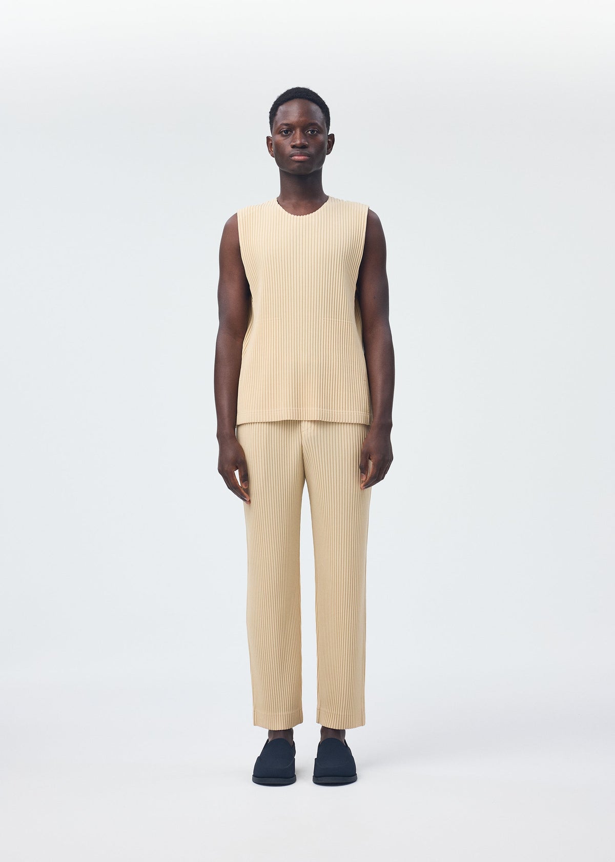 A model wears the Homme Plisse Issey Miyake TAILORED PLEATS 2 prêt à porter.
