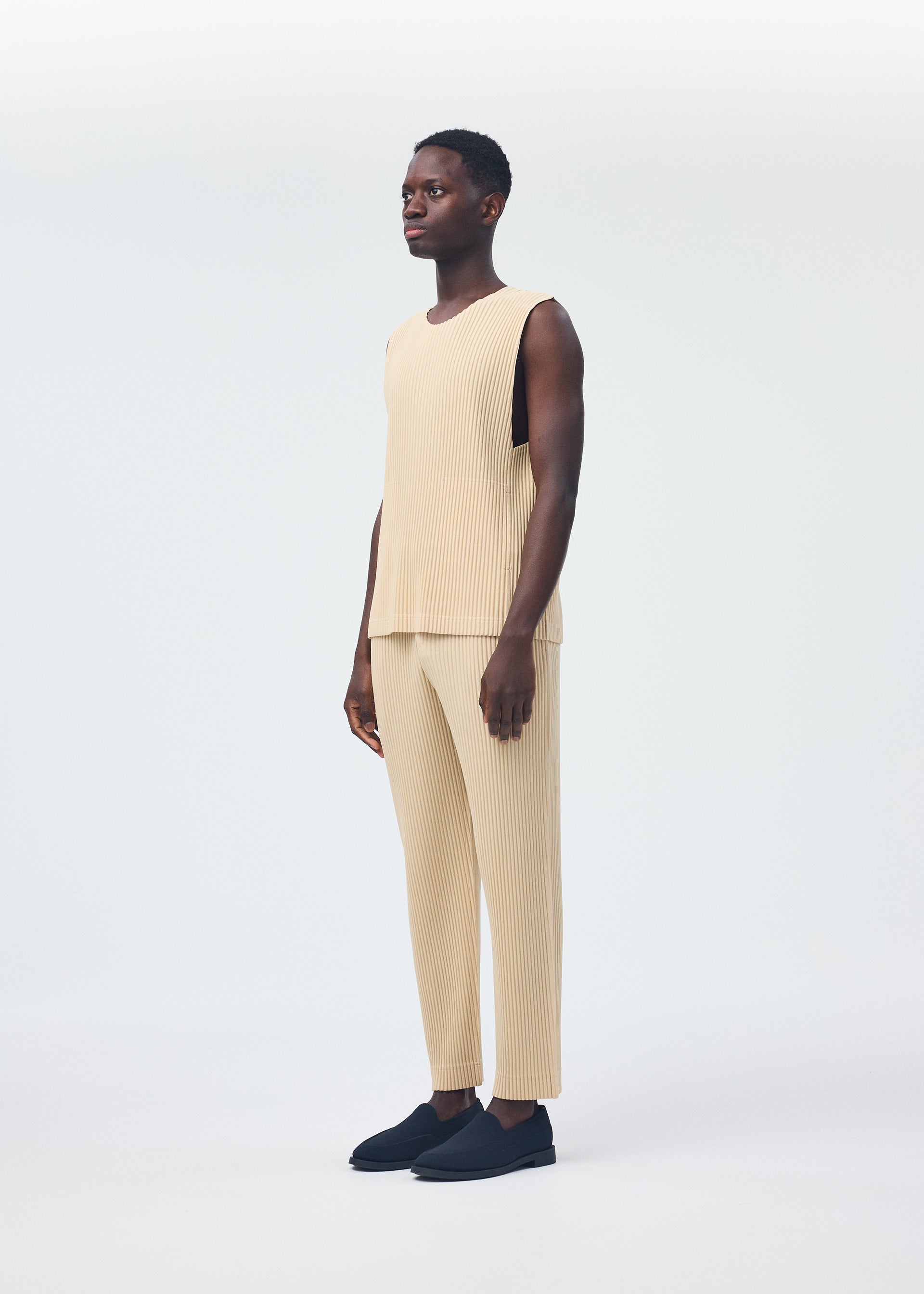 A model wears the Homme Plisse Issey Miyake TAILORED PLEATS 2 prêt à porter.
