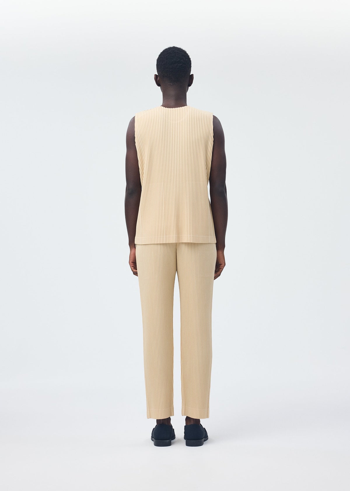 A model wears the Homme Plisse Issey Miyake TAILORED PLEATS 2 prêt à porter.