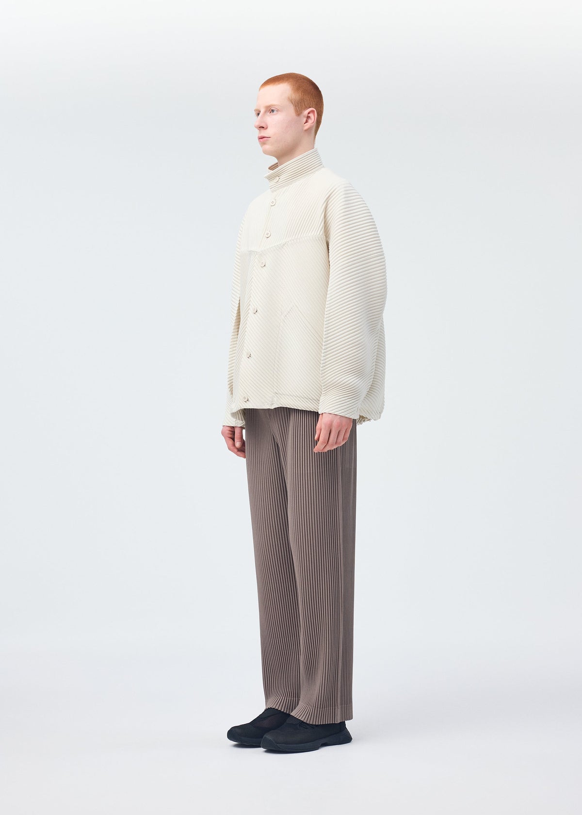 A model wears the Homme Plisse Issey Miyake MONTHLY COLORS : SEPTEMBER trousers.
