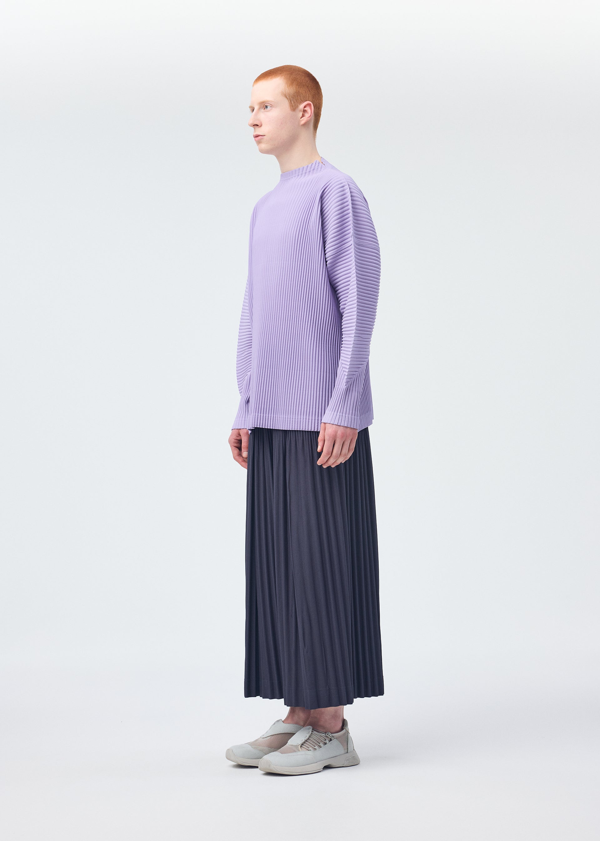 A model wears the Homme Plisse Issey Miyake MONTHLY COLORS : DECEMBER trousers.