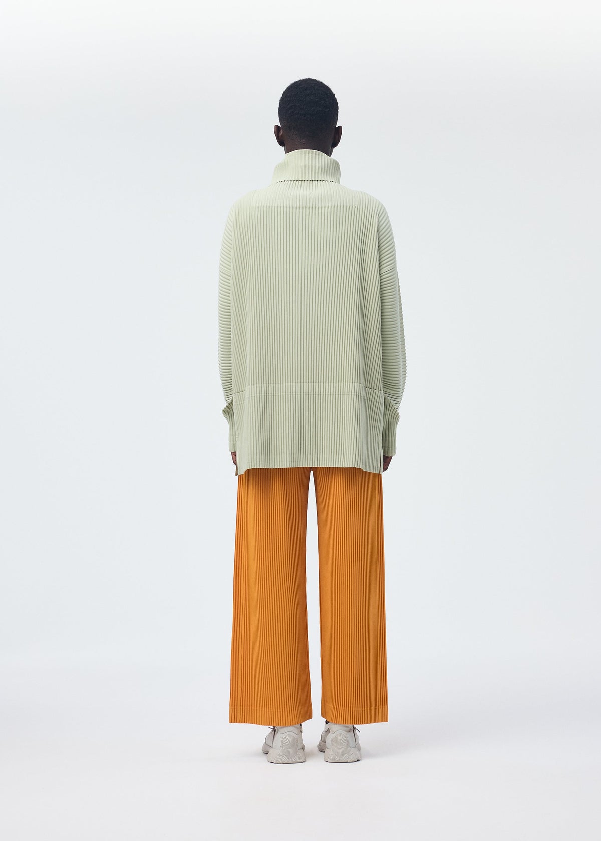 A model wears the HOMME PLISSÉ ISSEY MIYAKE MONTHLY COLORS OCTOBER top.