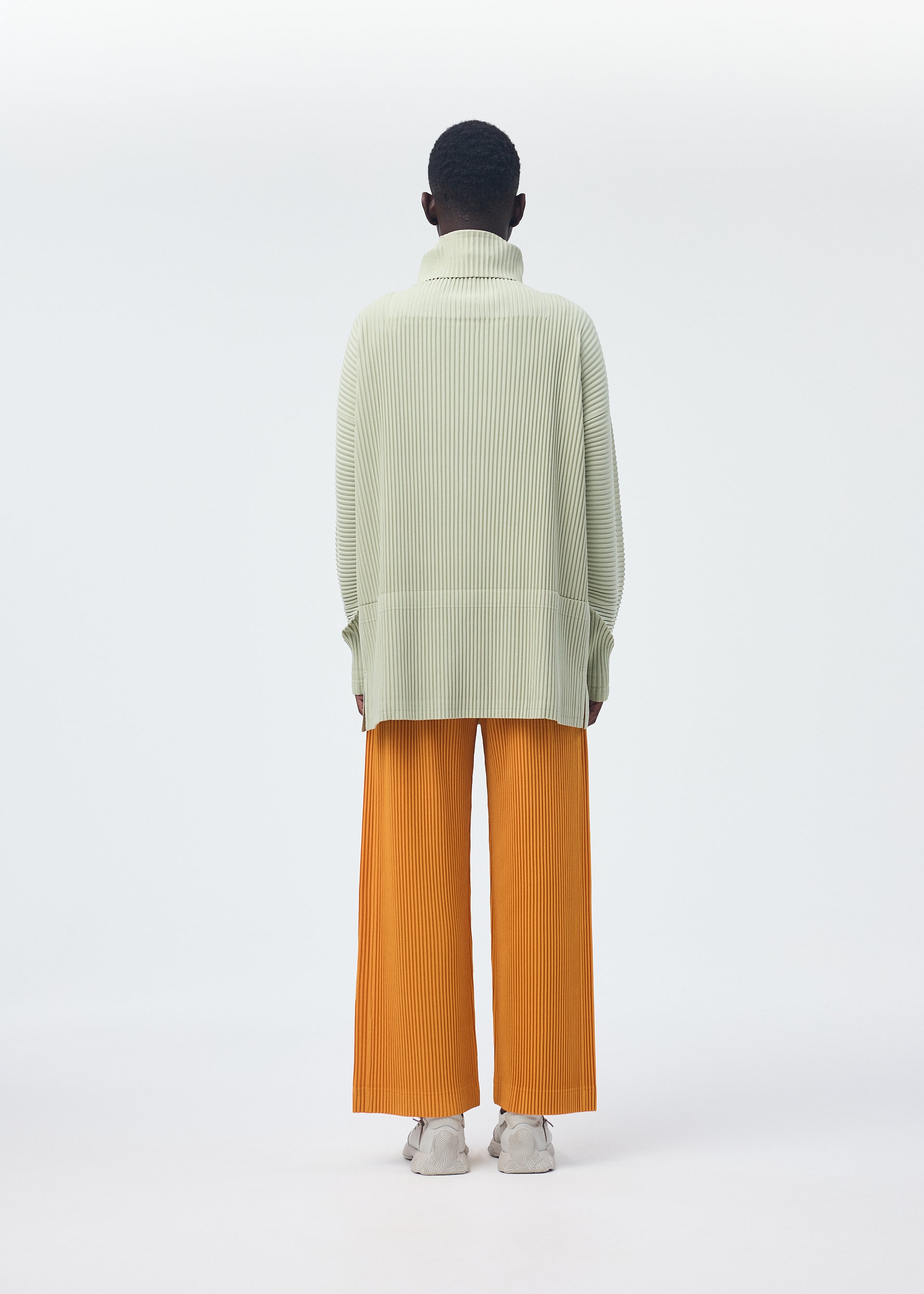 A model wears the HOMME PLISSÉ ISSEY MIYAKE MONTHLY COLORS OCTOBER top.