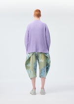 A model wears the Homme Plisse Issey Miyake MONTHLY COLORS : DECEMBER prêt à porter.