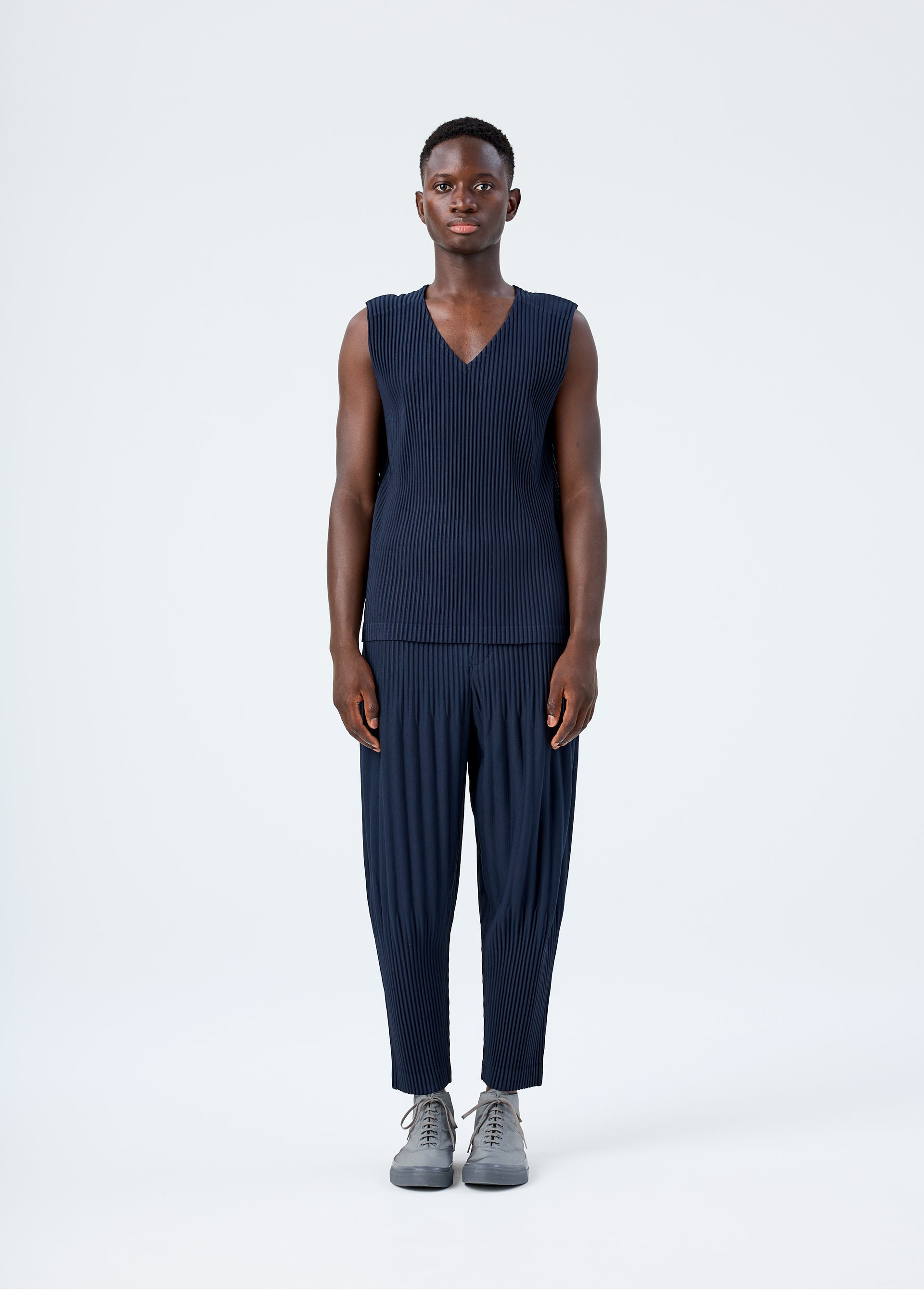BASICS Trousers Black – ISSEY MIYAKE EU