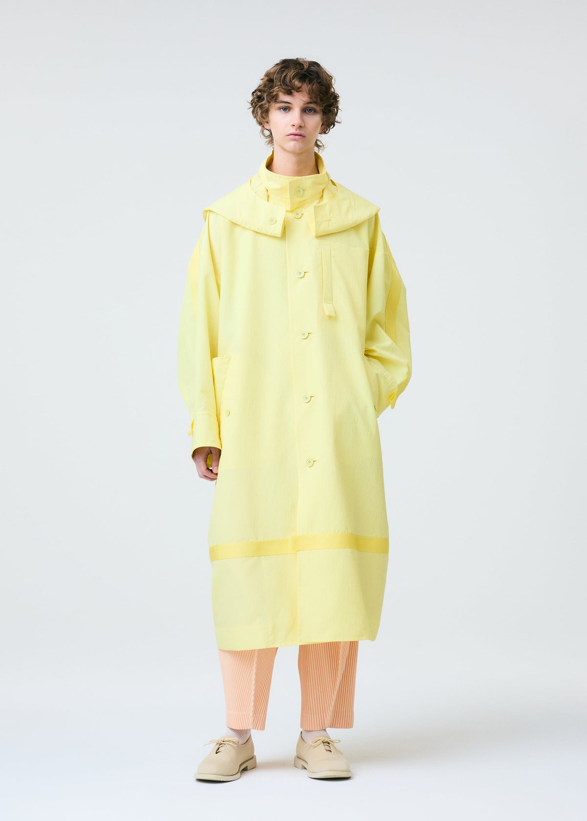 A model wears the HOMME PLISSE ISSEY MIYAKE CARRIER CARRIED prêt à porter.