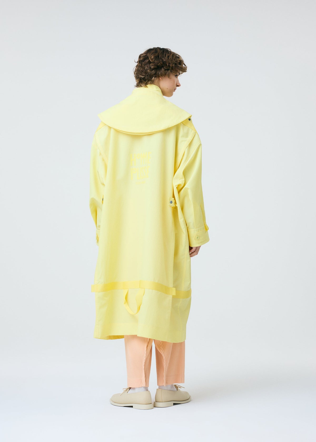 A model wears the HOMME PLISSE ISSEY MIYAKE CARRIER CARRIED prêt à porter.