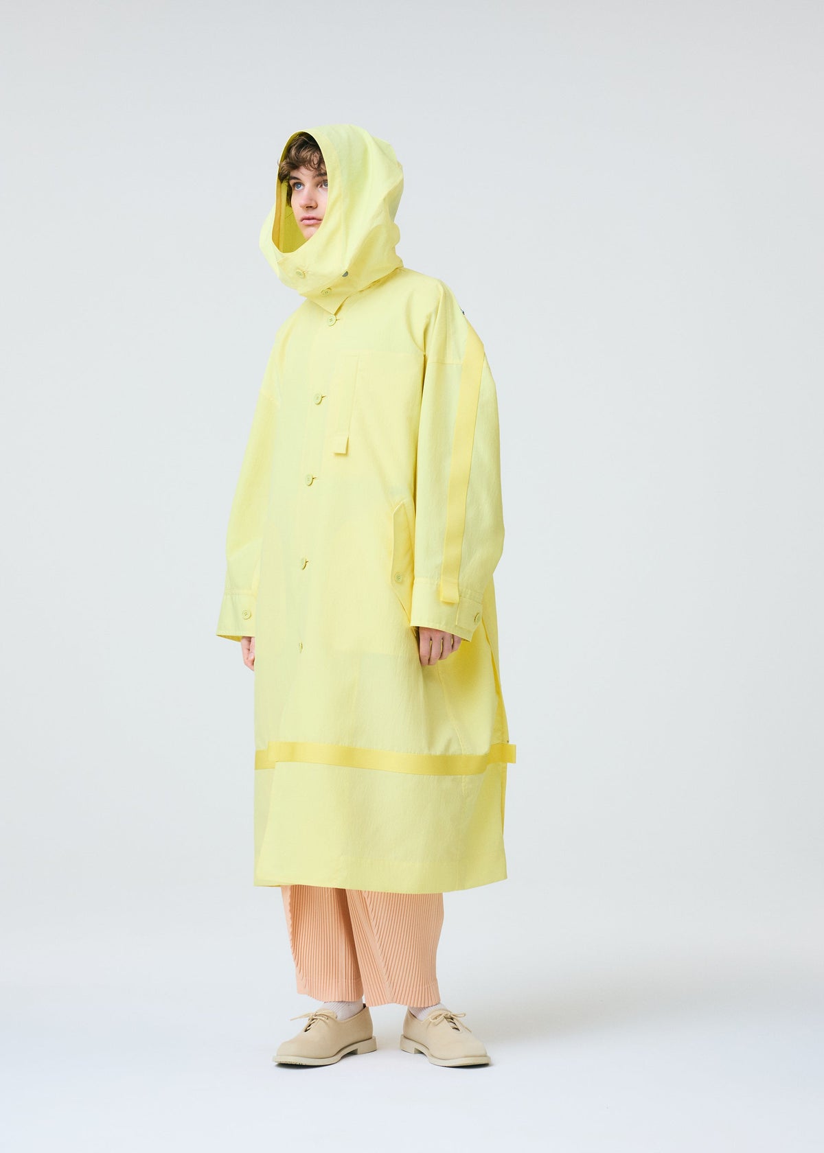 A model wears the HOMME PLISSE ISSEY MIYAKE CARRIER CARRIED prêt à porter.