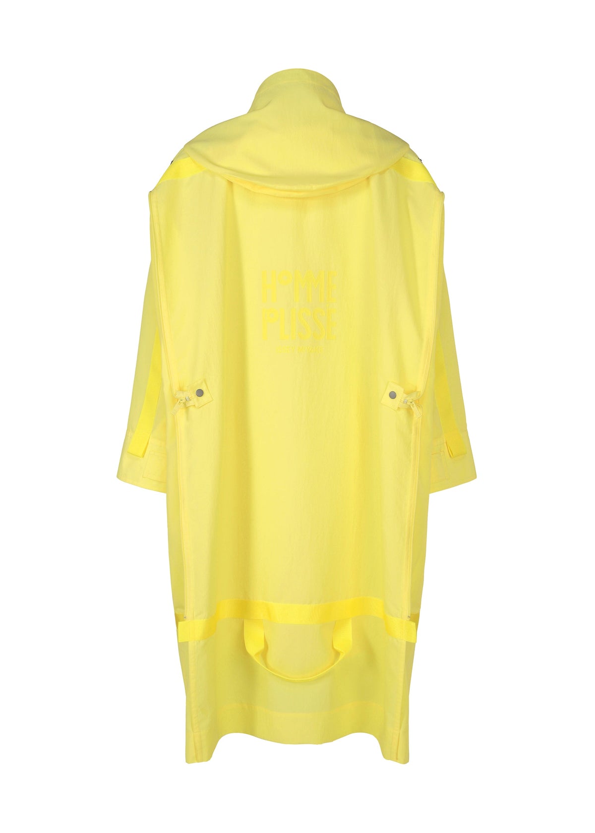 A detail shot of the HOMME PLISSE ISSEY MIYAKE CARRIER CARRIED prêt à porter.