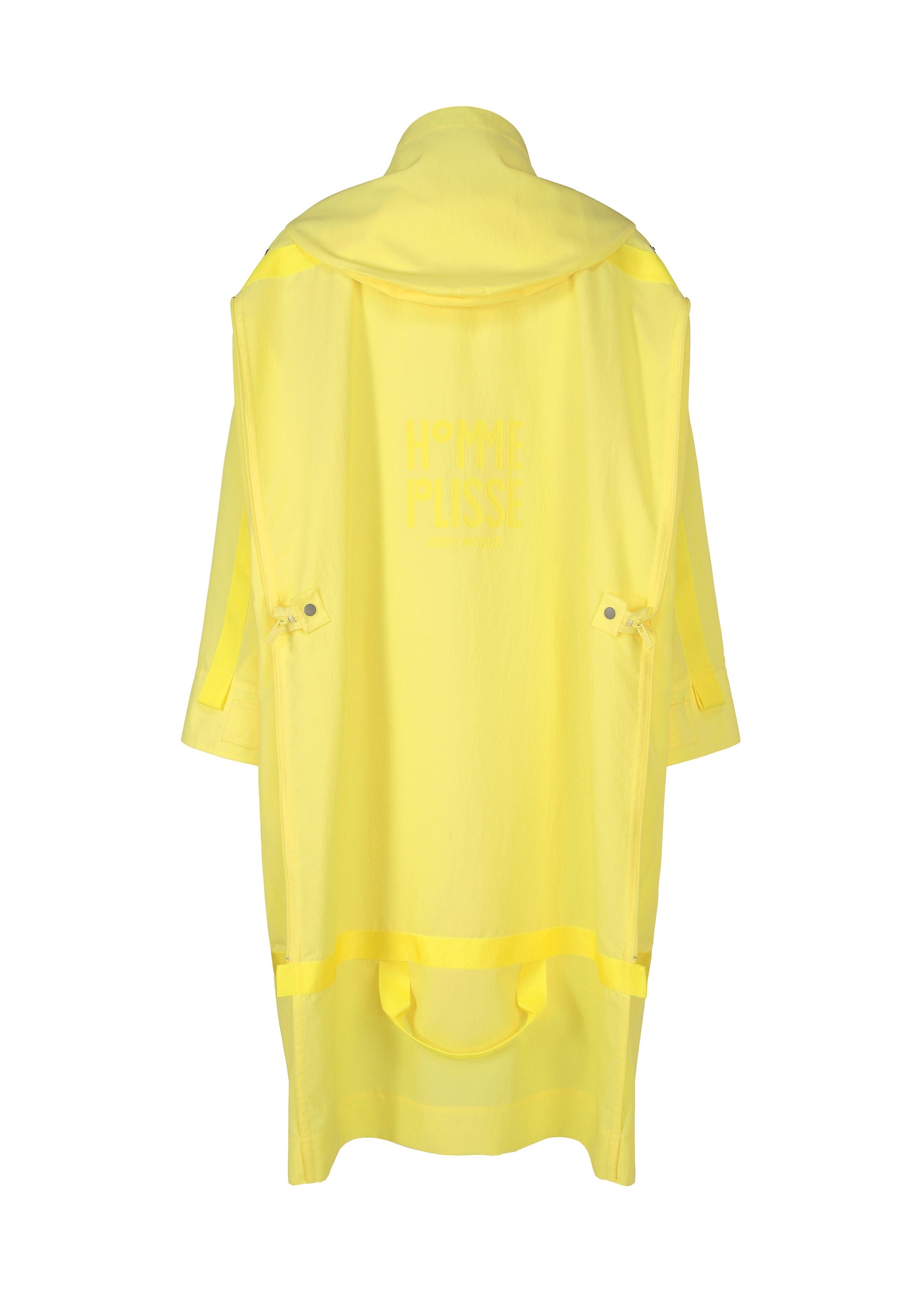 A detail shot of the HOMME PLISSE ISSEY MIYAKE CARRIER CARRIED prêt à porter.