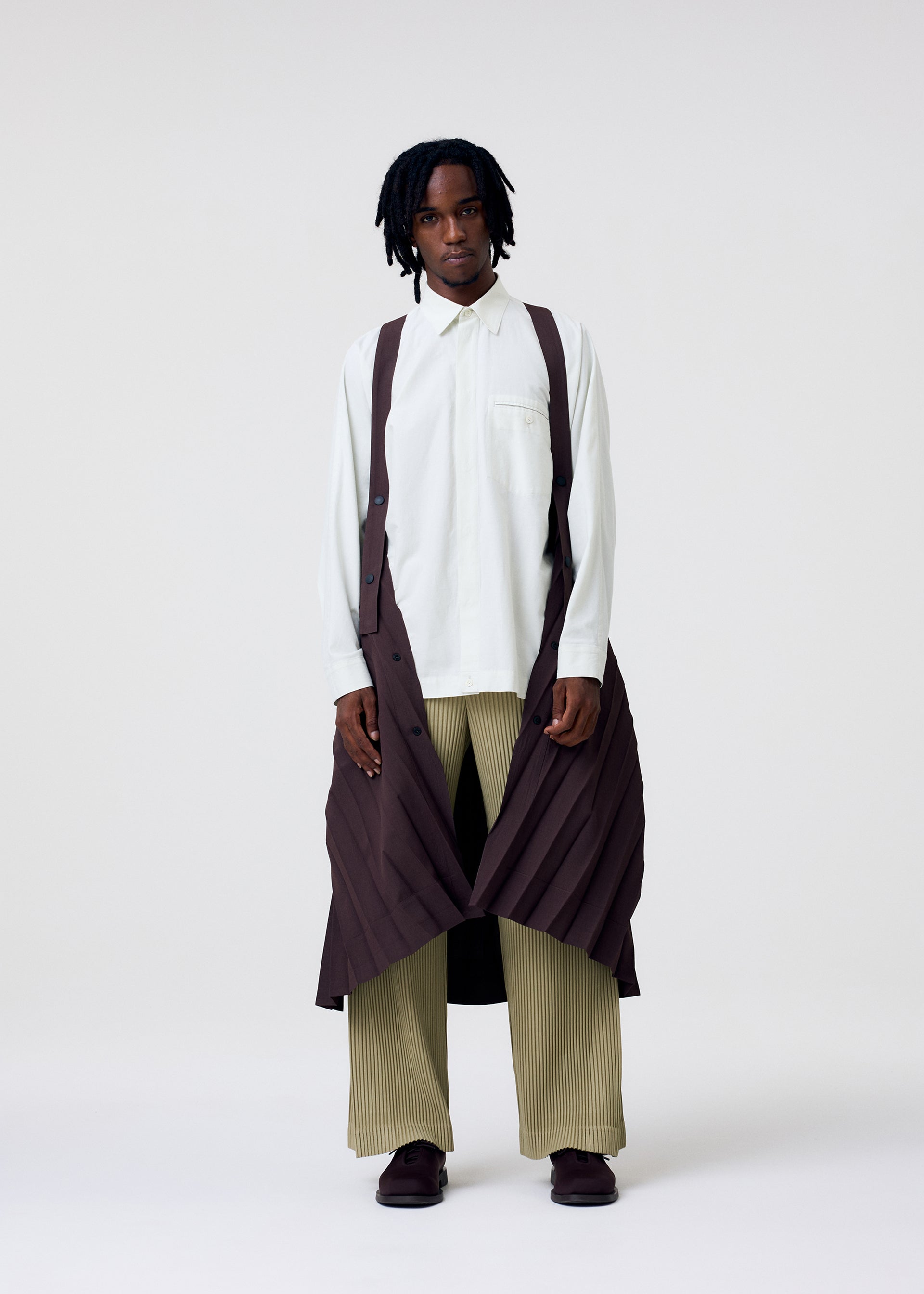 A model wears the HOMME PLISSE ISSEY MIYAKE EDGE COAT LIGHT prêt à porter.