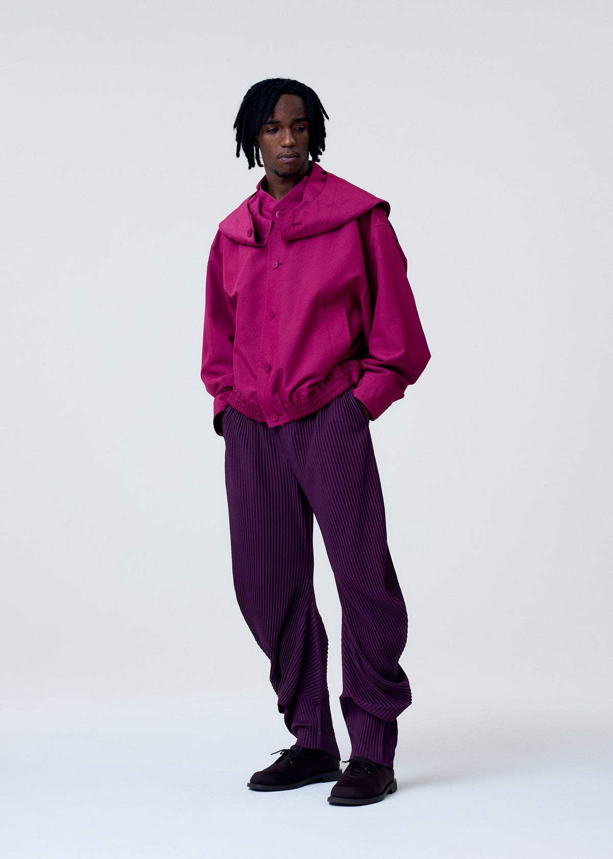 A model wears the HOMME PLISSE ISSEY MIYAKE CARRIER CARRIED prêt à porter.