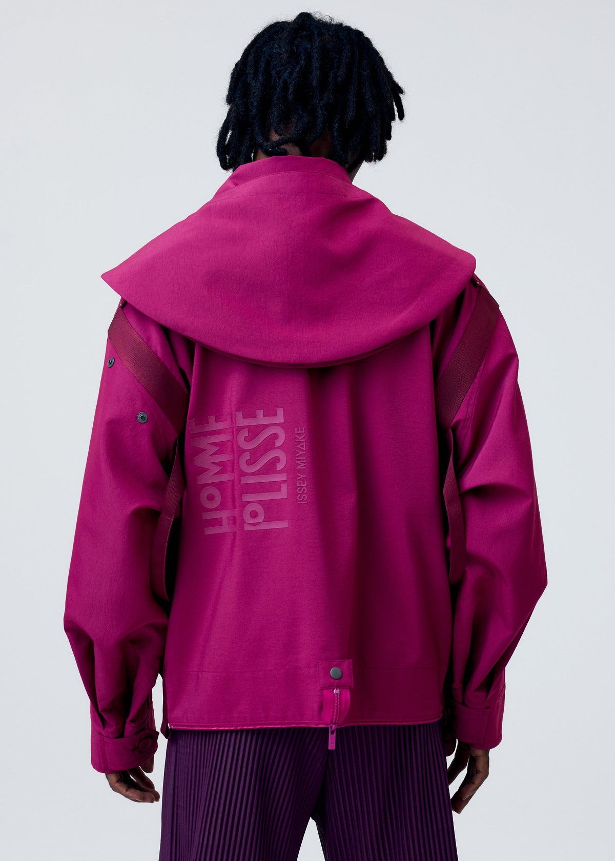 A model wears the HOMME PLISSE ISSEY MIYAKE CARRIER CARRIED prêt à porter.