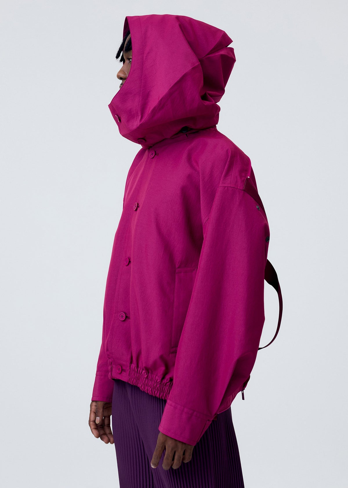 A model wears the HOMME PLISSE ISSEY MIYAKE CARRIER CARRIED prêt à porter.