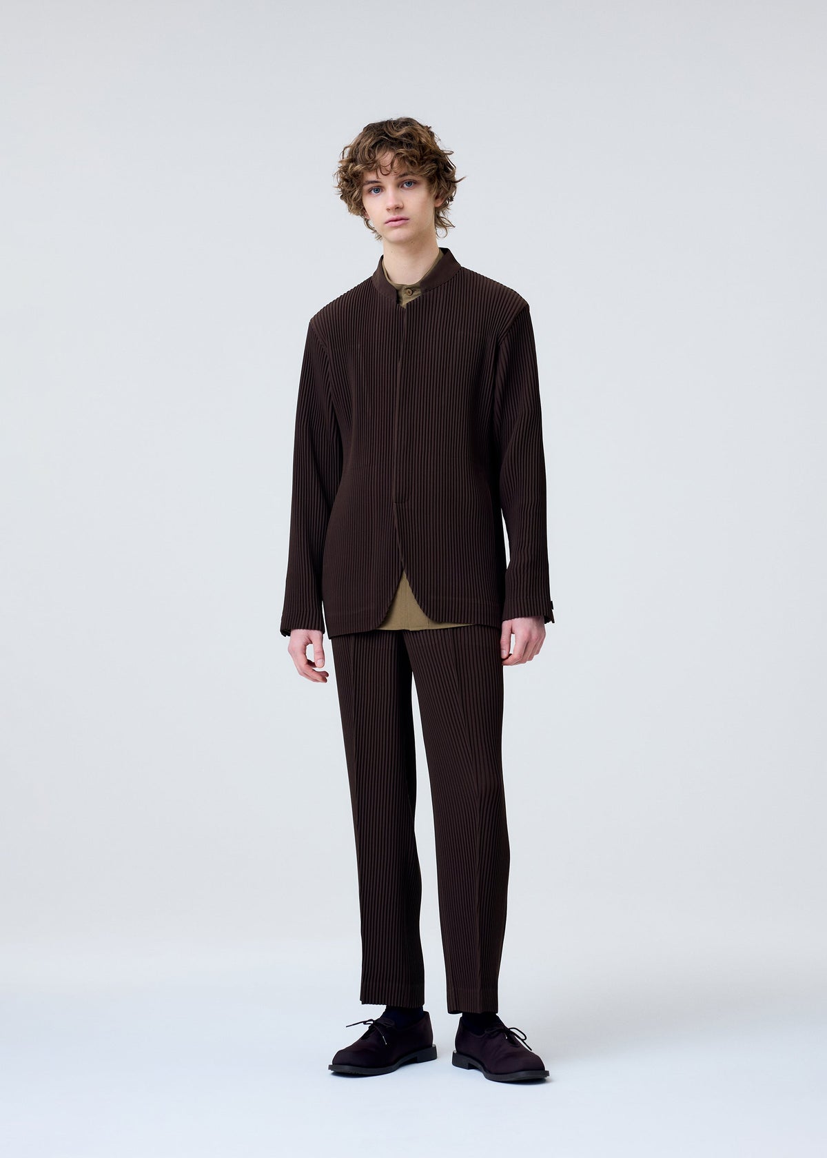 A model wears the Homme Plisse Issey Miyake TUXEDO PLEATS prêt à porter.