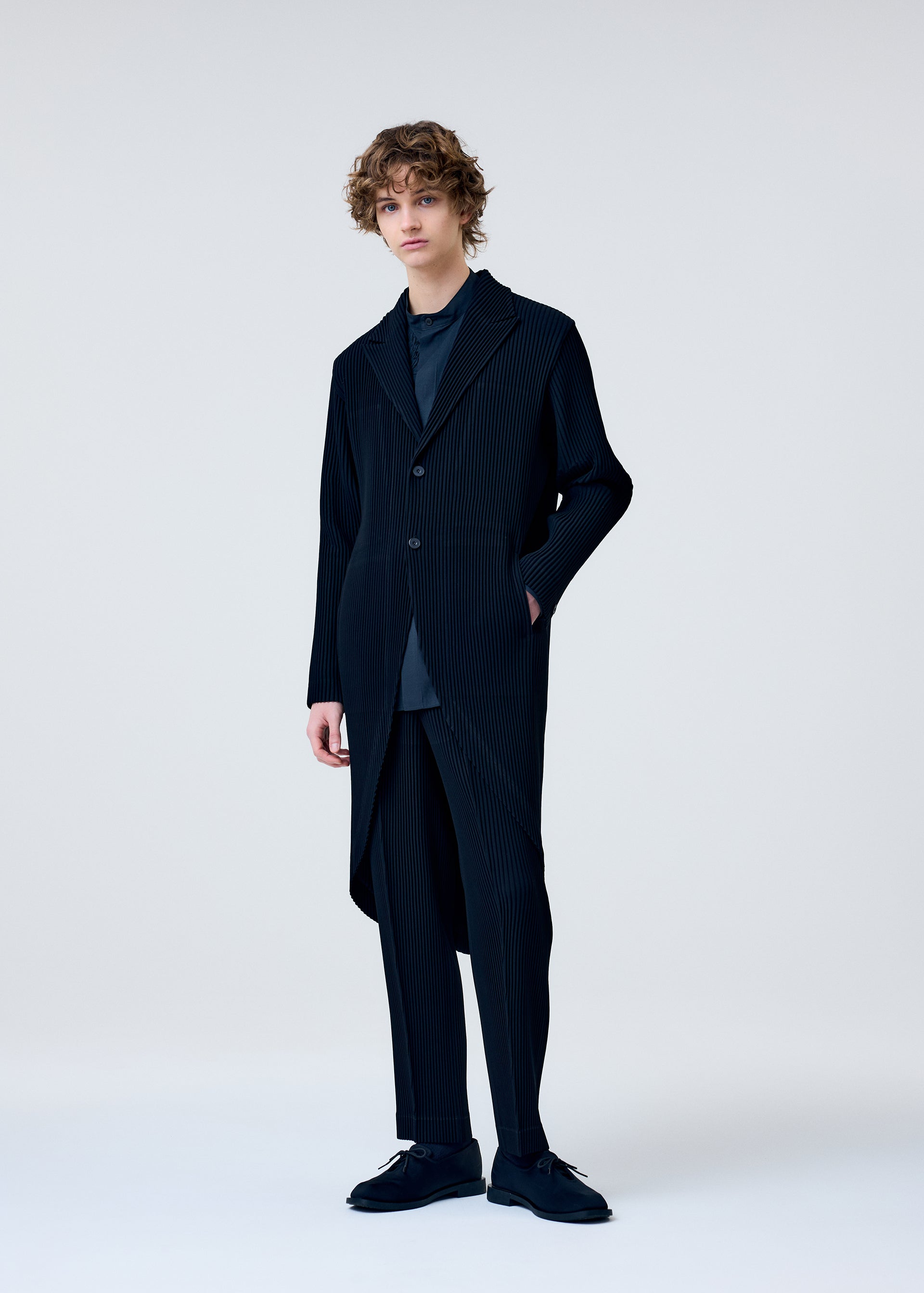 A model wears the Homme Plisse Issey Miyake TUXEDO PLEATS prêt à porter.