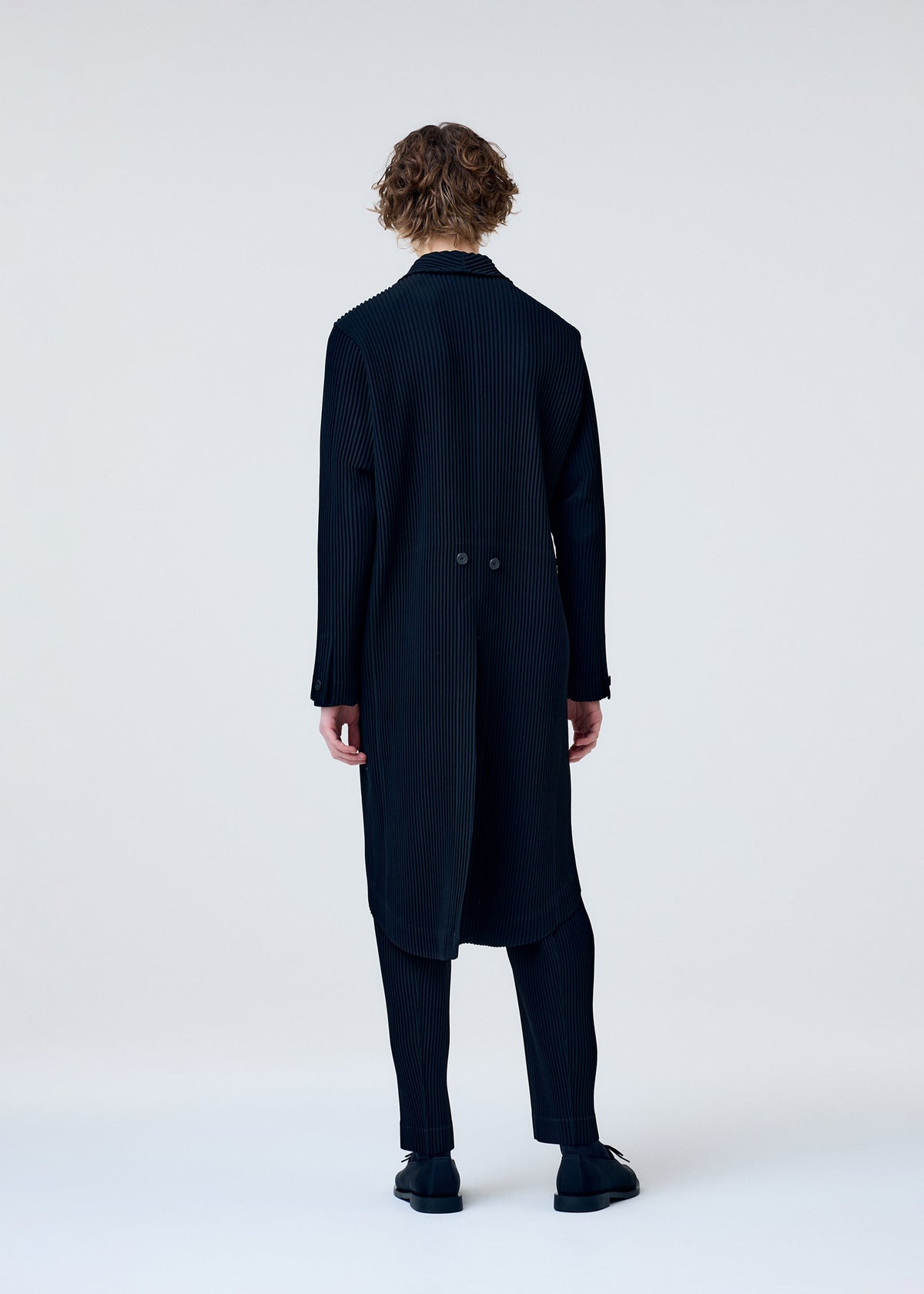 A model wears the Homme Plisse Issey Miyake TUXEDO PLEATS prêt à porter.