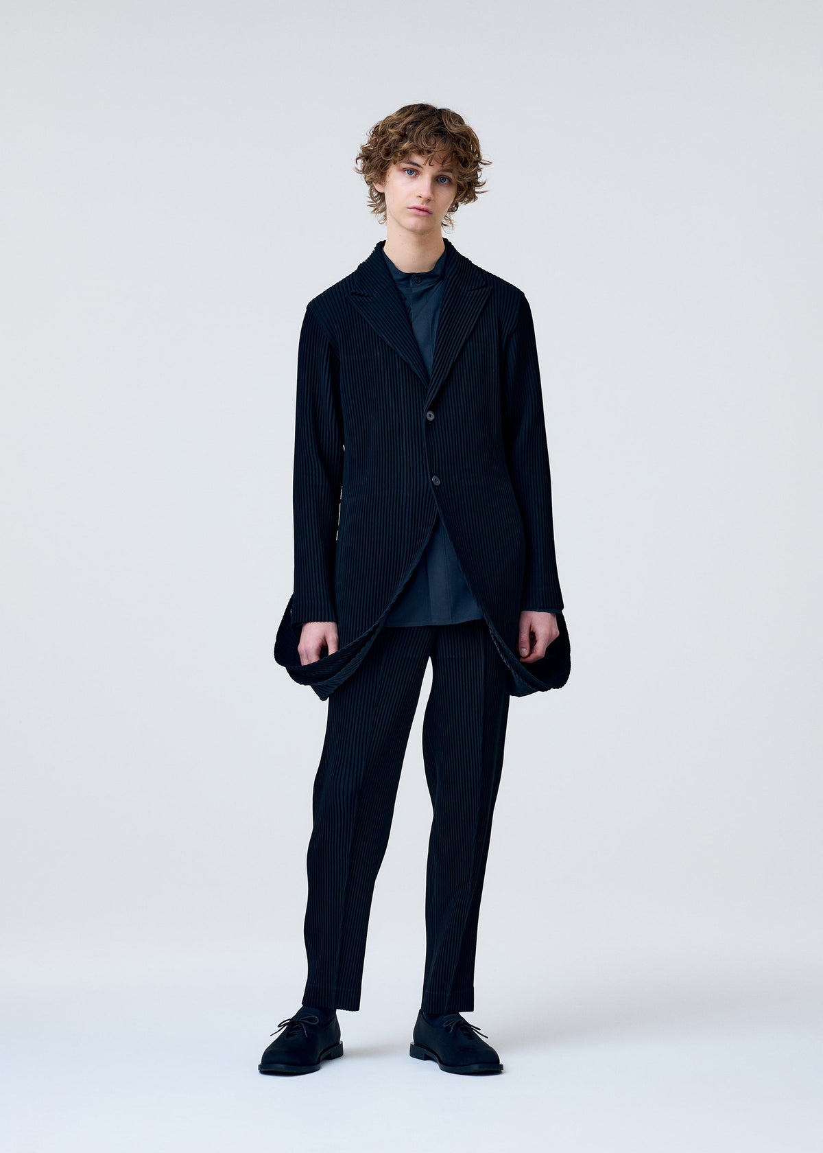 A model wears the Homme Plisse Issey Miyake TUXEDO PLEATS prêt à porter.